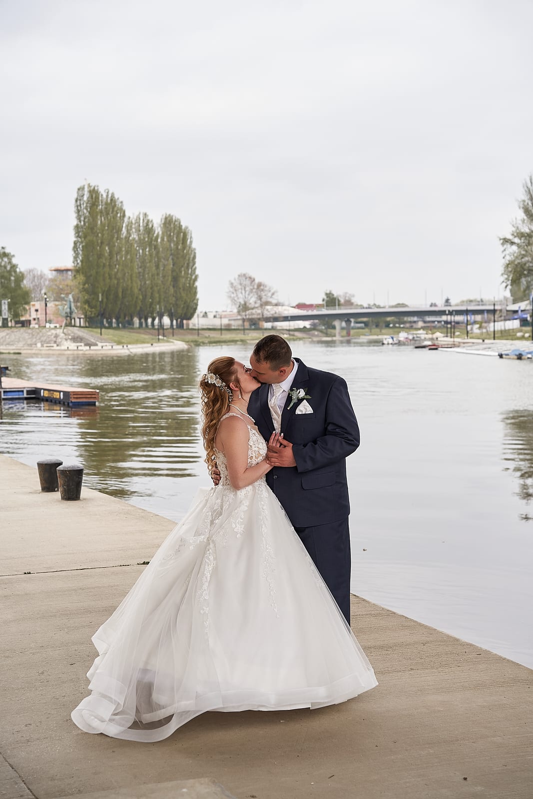 Anita és Zoli a vízparton