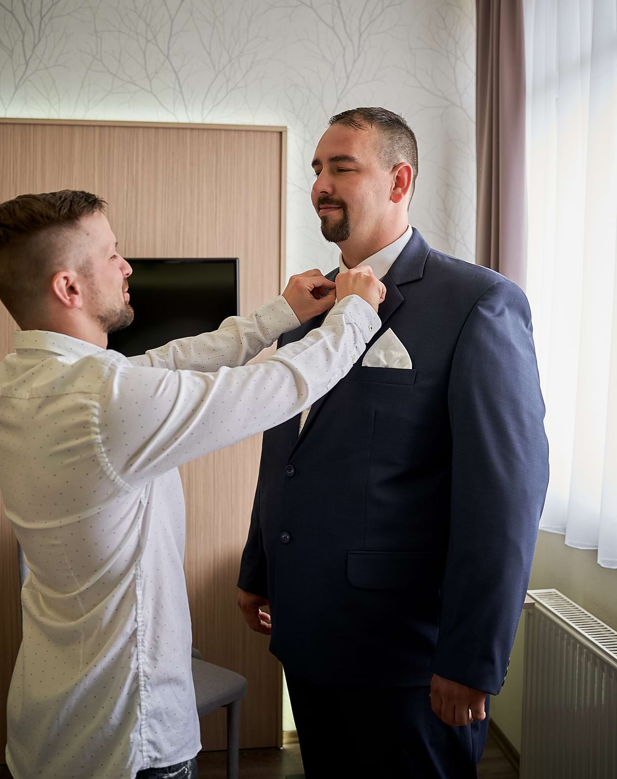 Zoli nyakkendőjét igazítja a tanúja