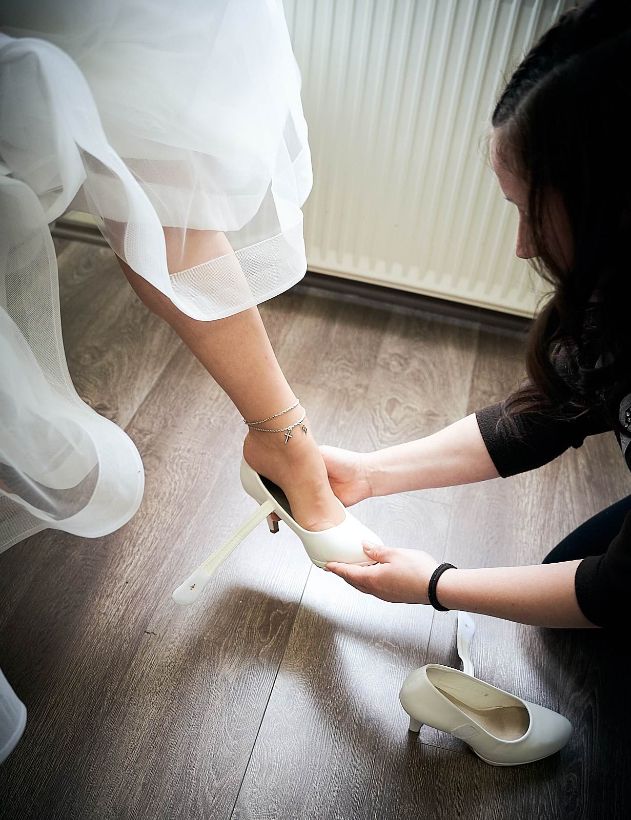 Anita cipőjét adja rá tanúja