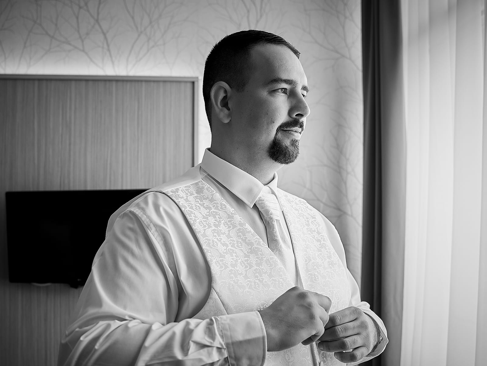 Zoli begombolja a fehér ingjét