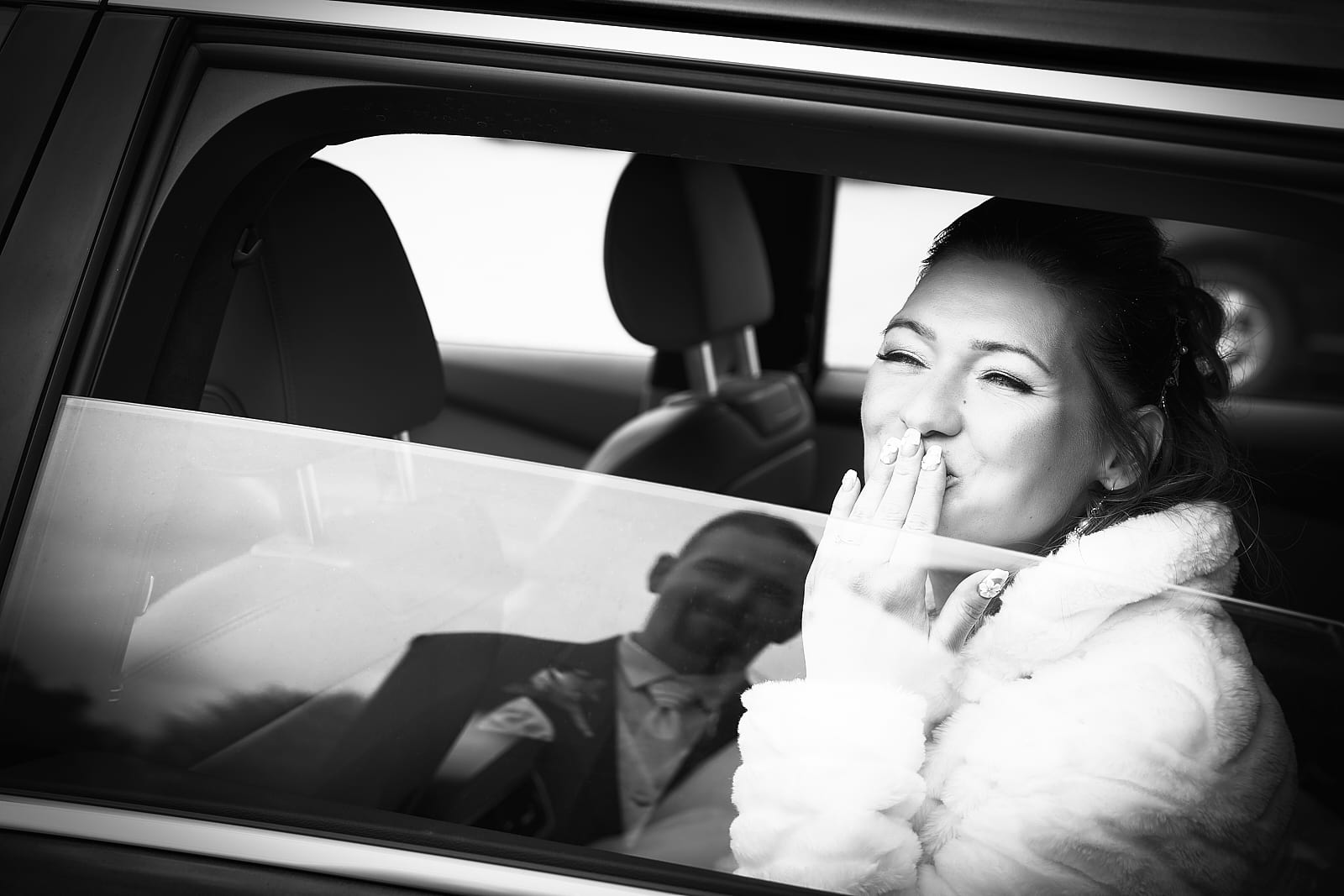 Anita csókot küld vőlegényének az autóban ülve