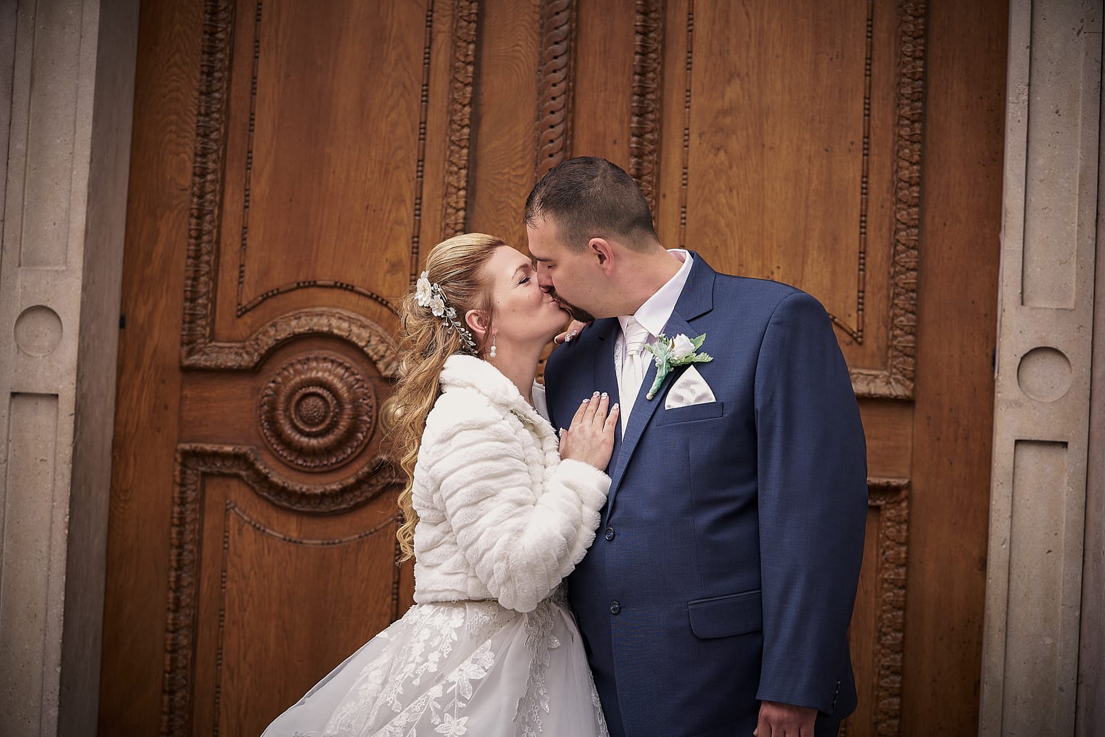 Anita és Zoli csókja a házasságkötő terem előtt