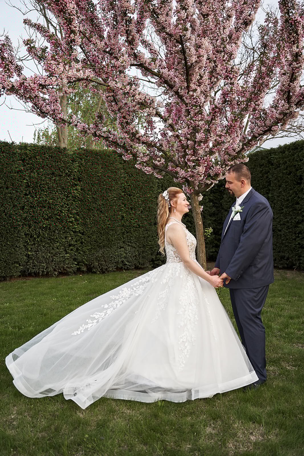 Anita és Zoli virágzó cseresznyefa előtt áll