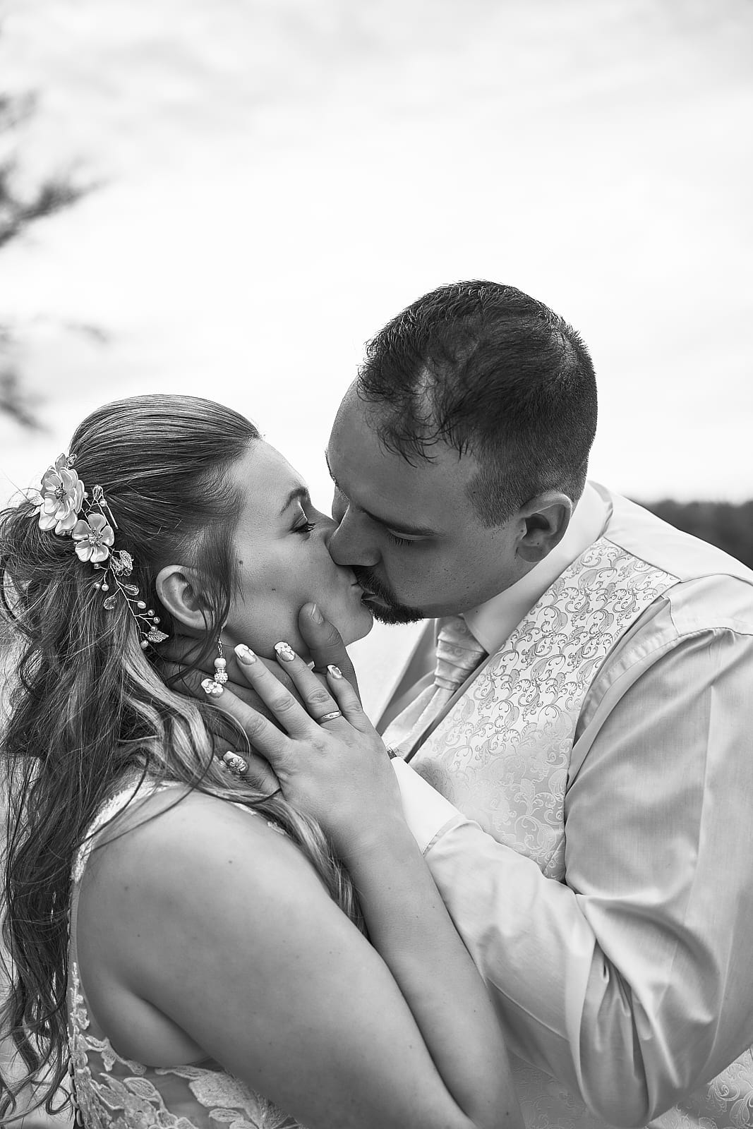 Anita és Zoli csókolják egymást