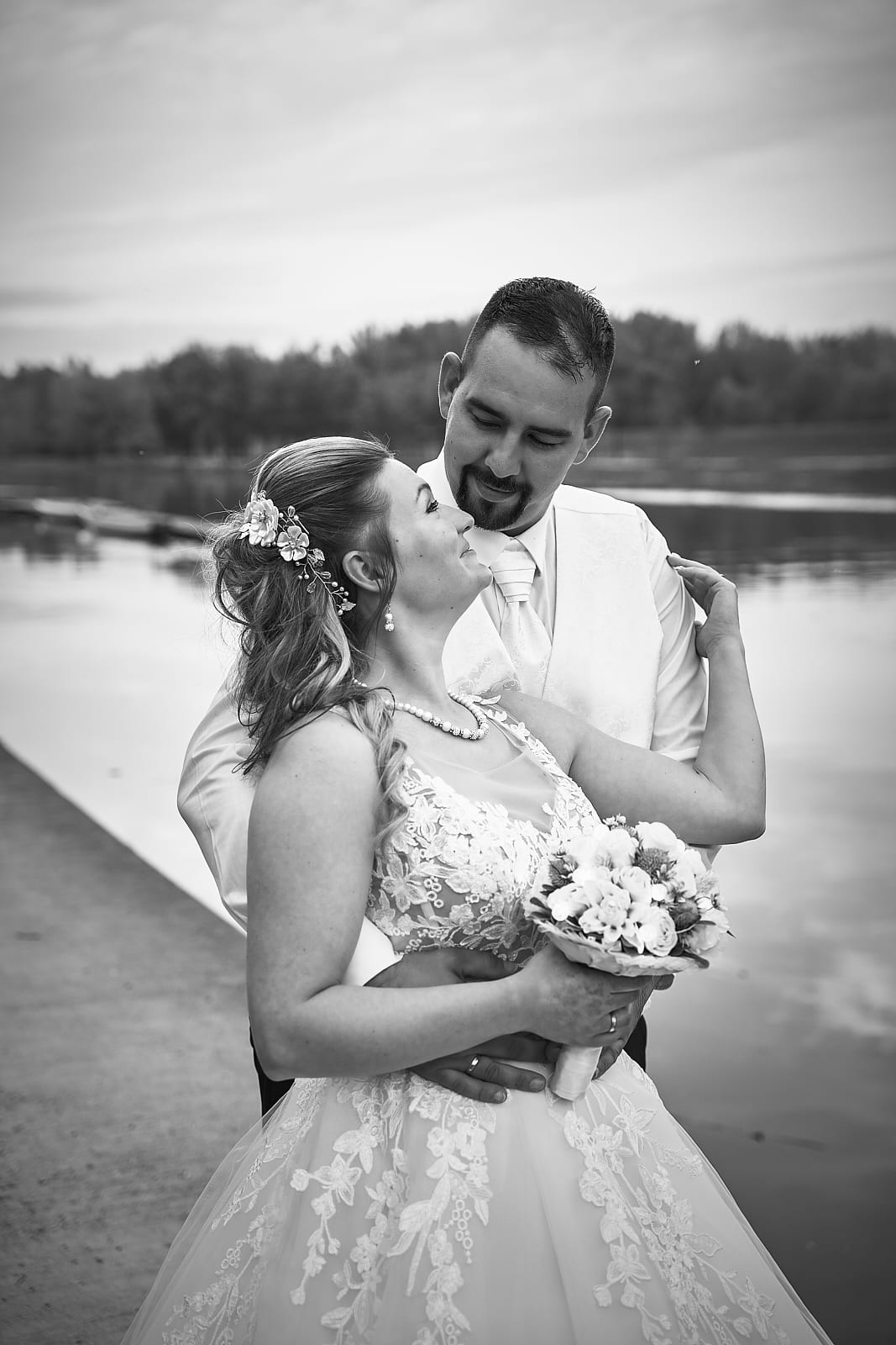 Anita és Zoli virággal a kézben