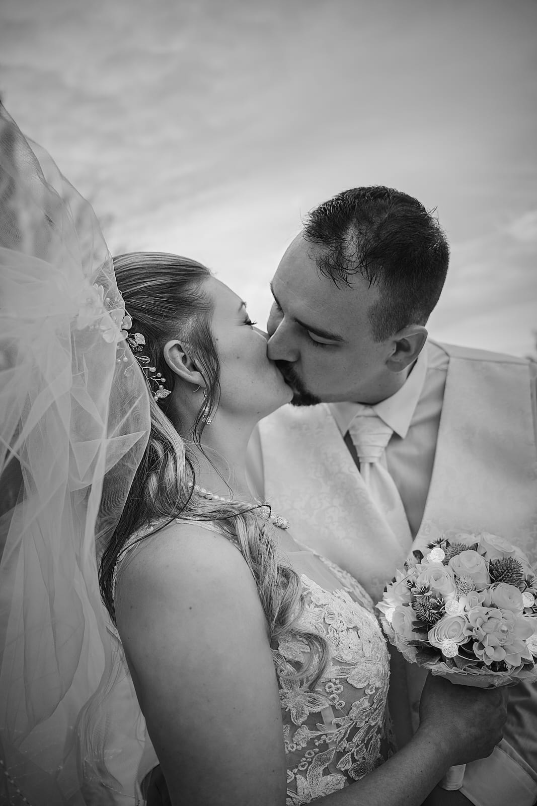 Anita és Zoli virággal a kézben csókolóznak