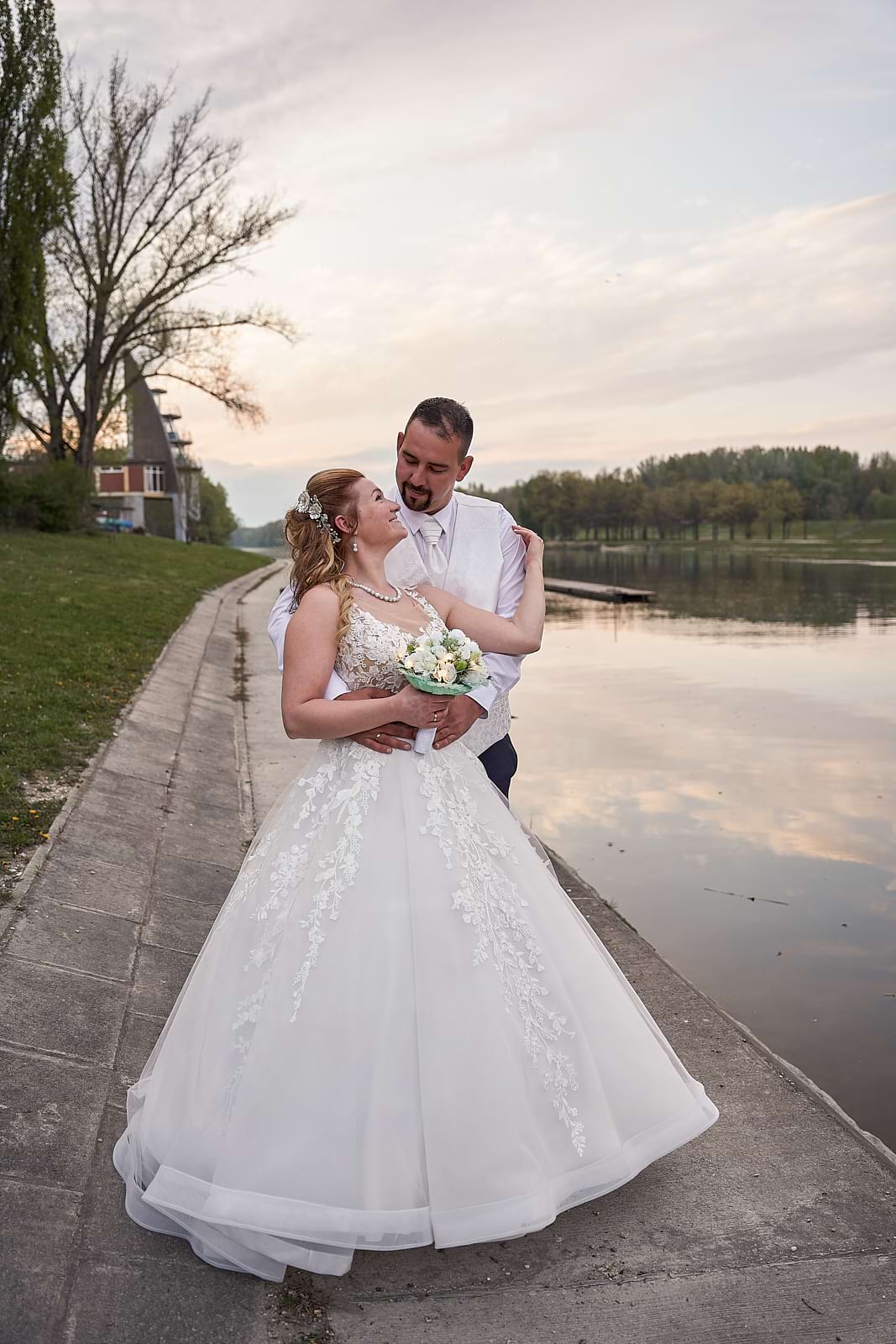 Anita és Zoli esküvő utáni fotósorozatot készítenek