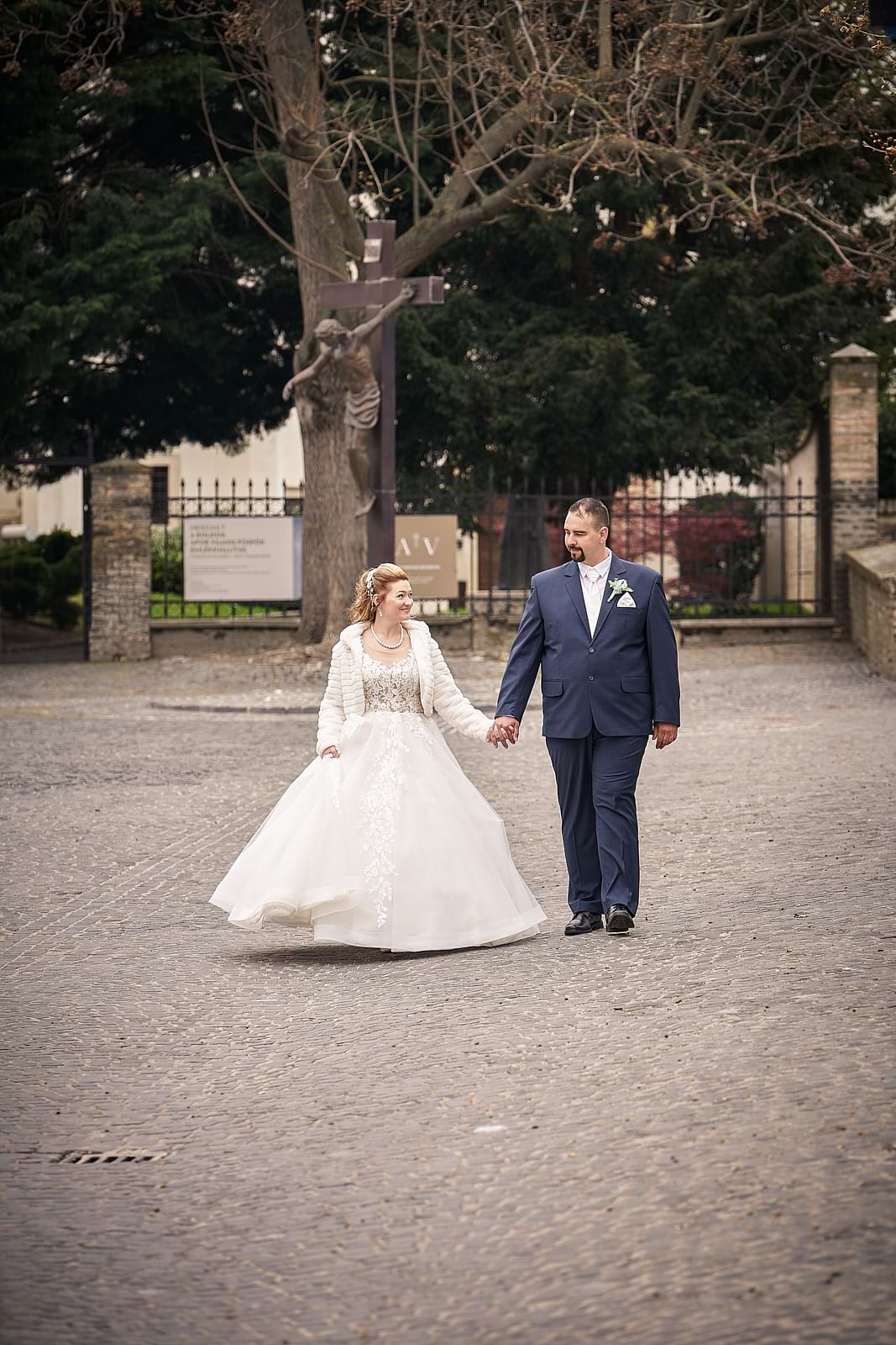 Anita és Zoli a kertben kézen fogva sétálnak