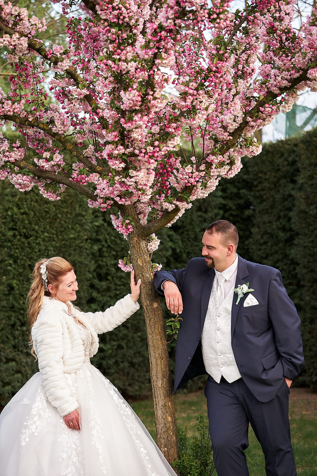 Anita és Zoli virágzó cseresznyefát ölel