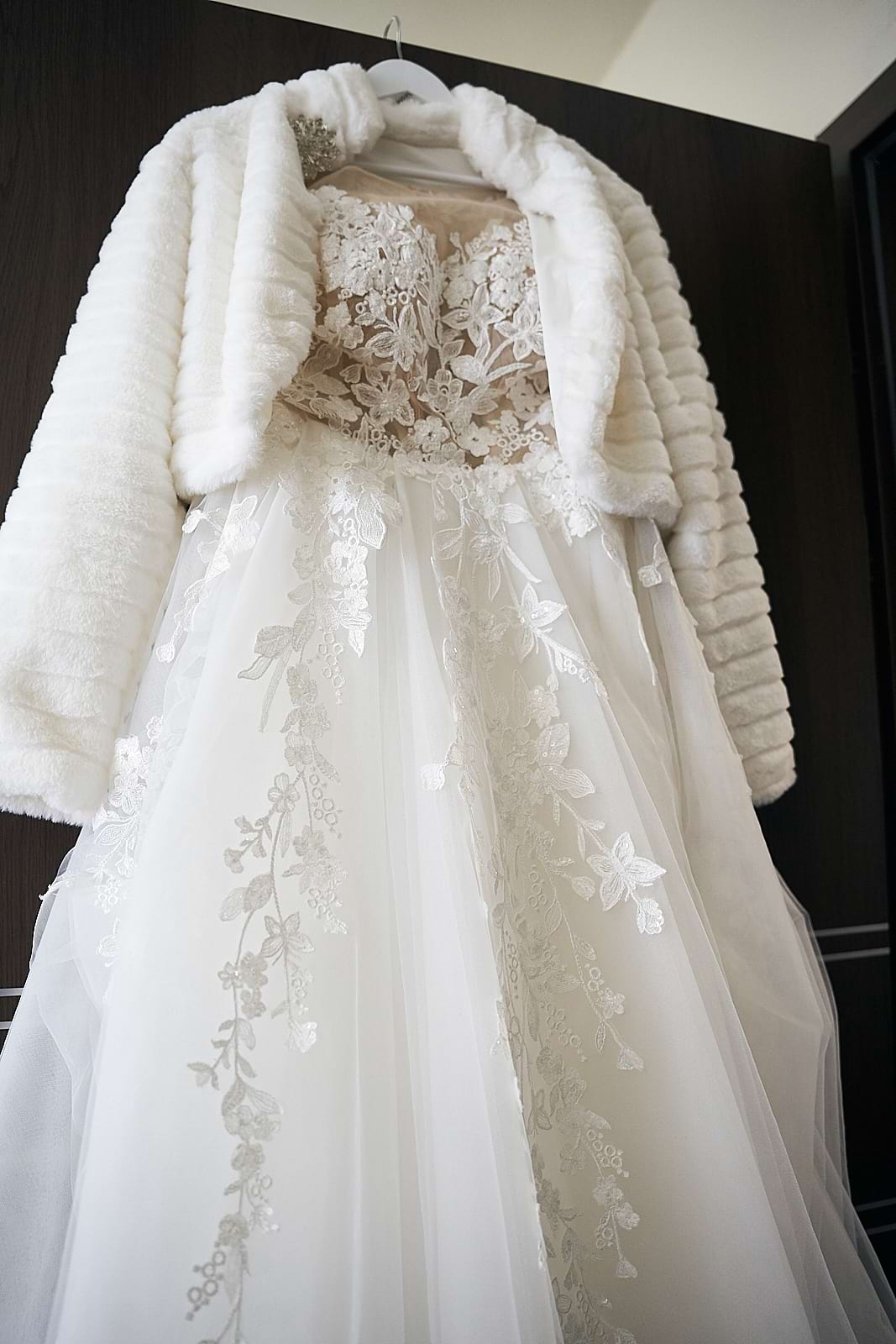 Anita esküvői ruhája kiakasztva