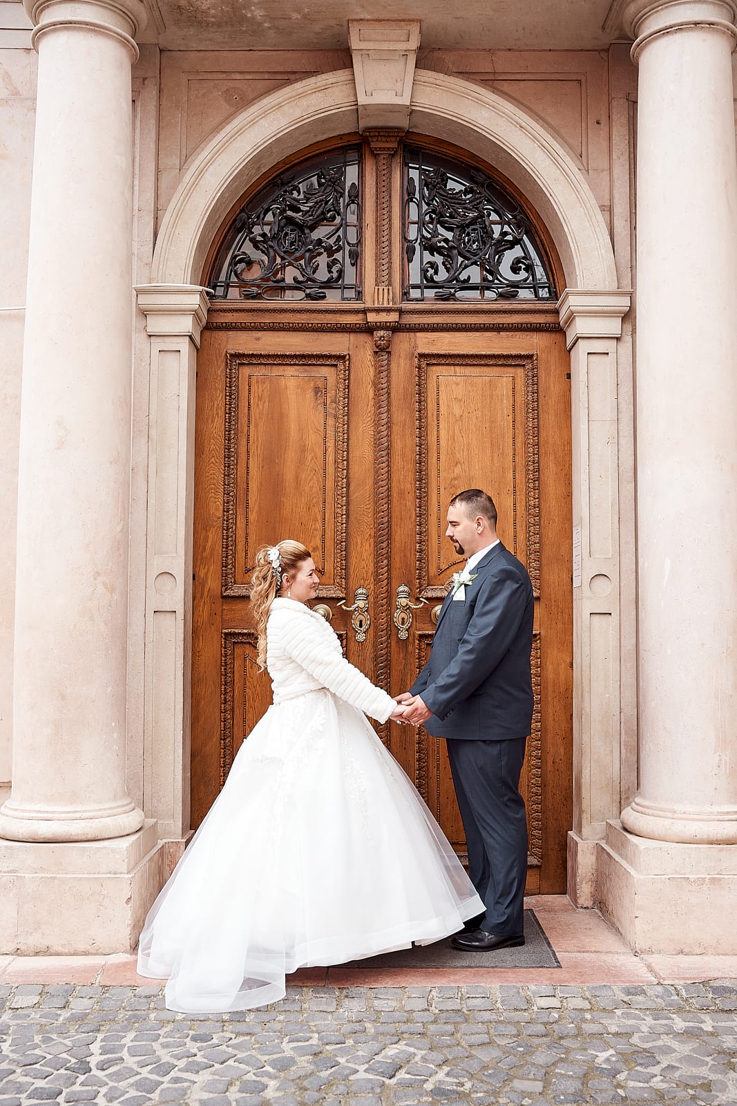 Anita és Zoli barokk kapu előtt állnak