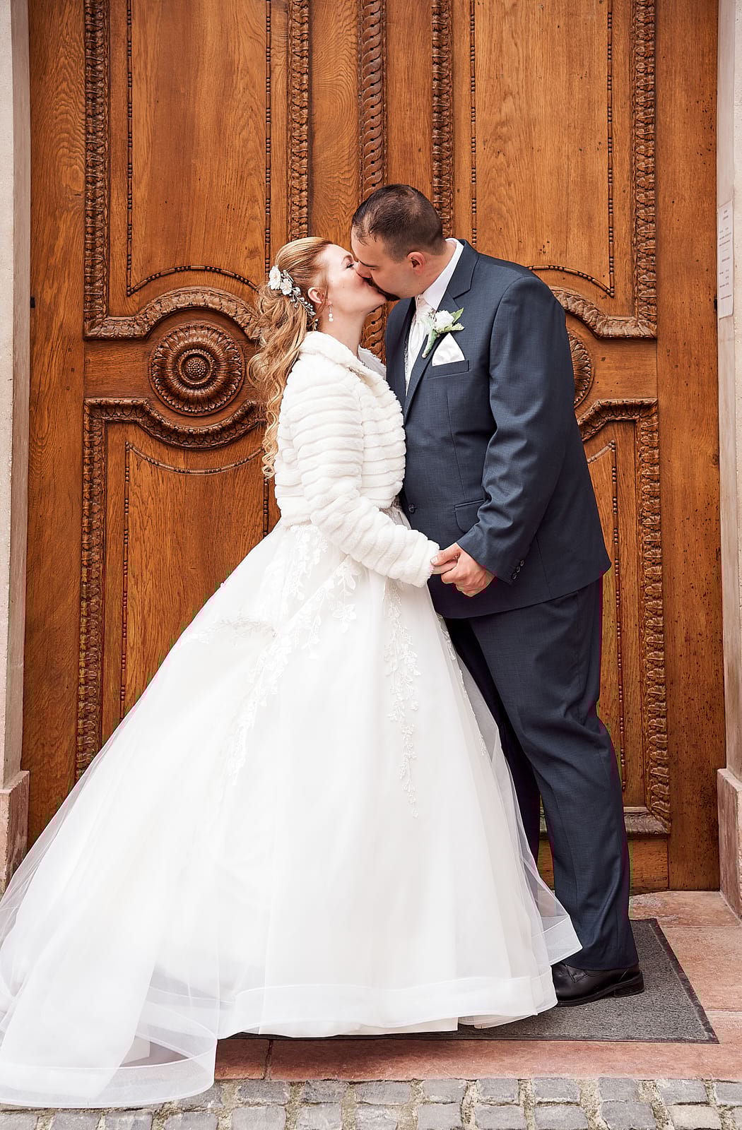 Anita és Zoli barokk kapu előtt csókolják egymást