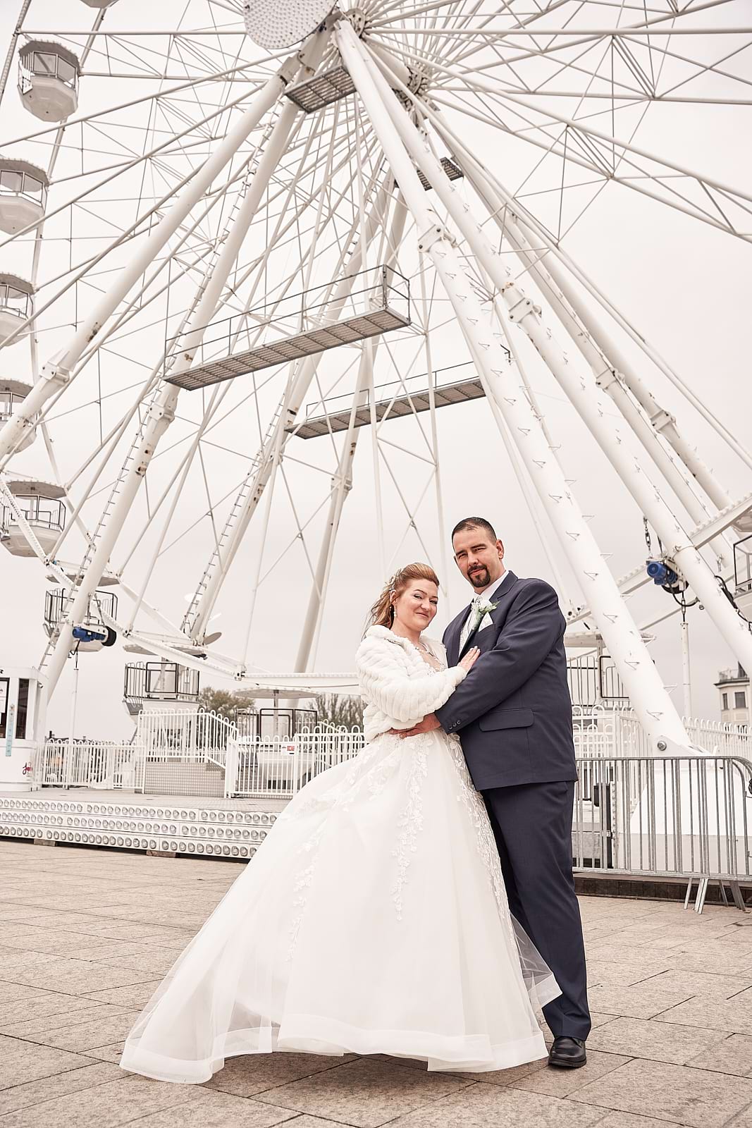 Anita és Zoli az óriáskép előtt