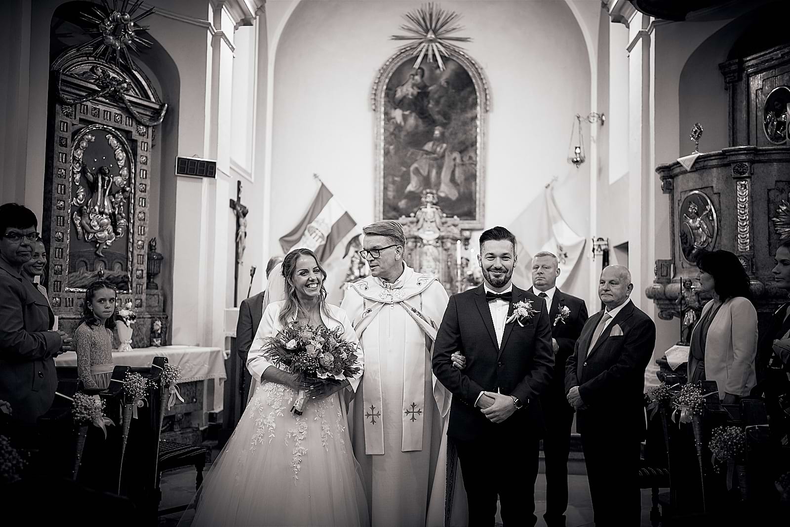 férj és feleség az atyával