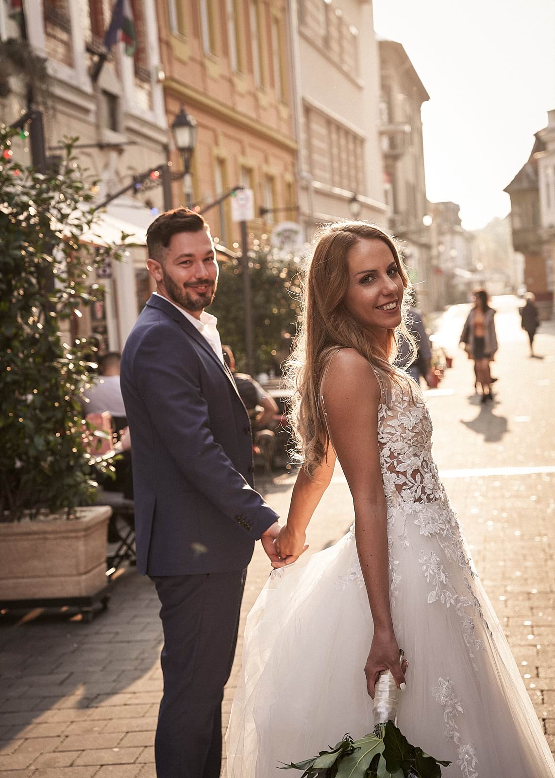 válluk felett hátrapillant a házaspár