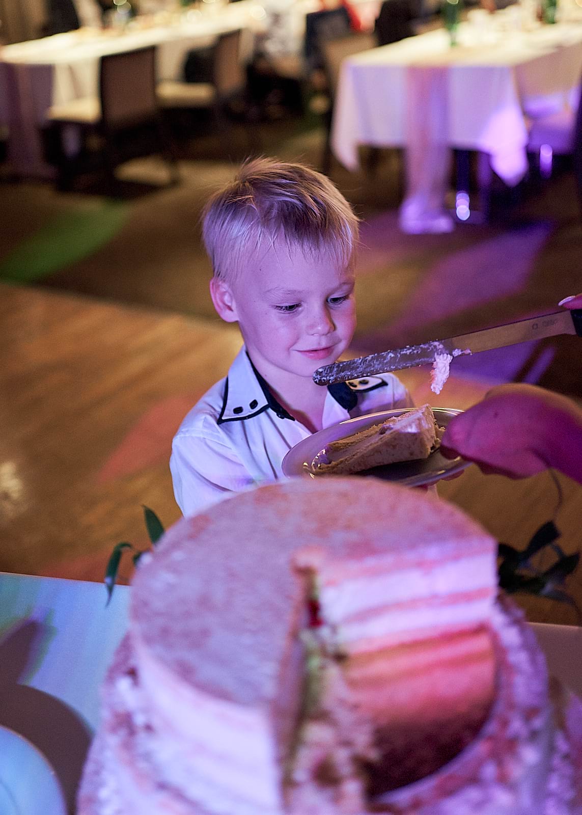 kisfiú és rózsaszín torta