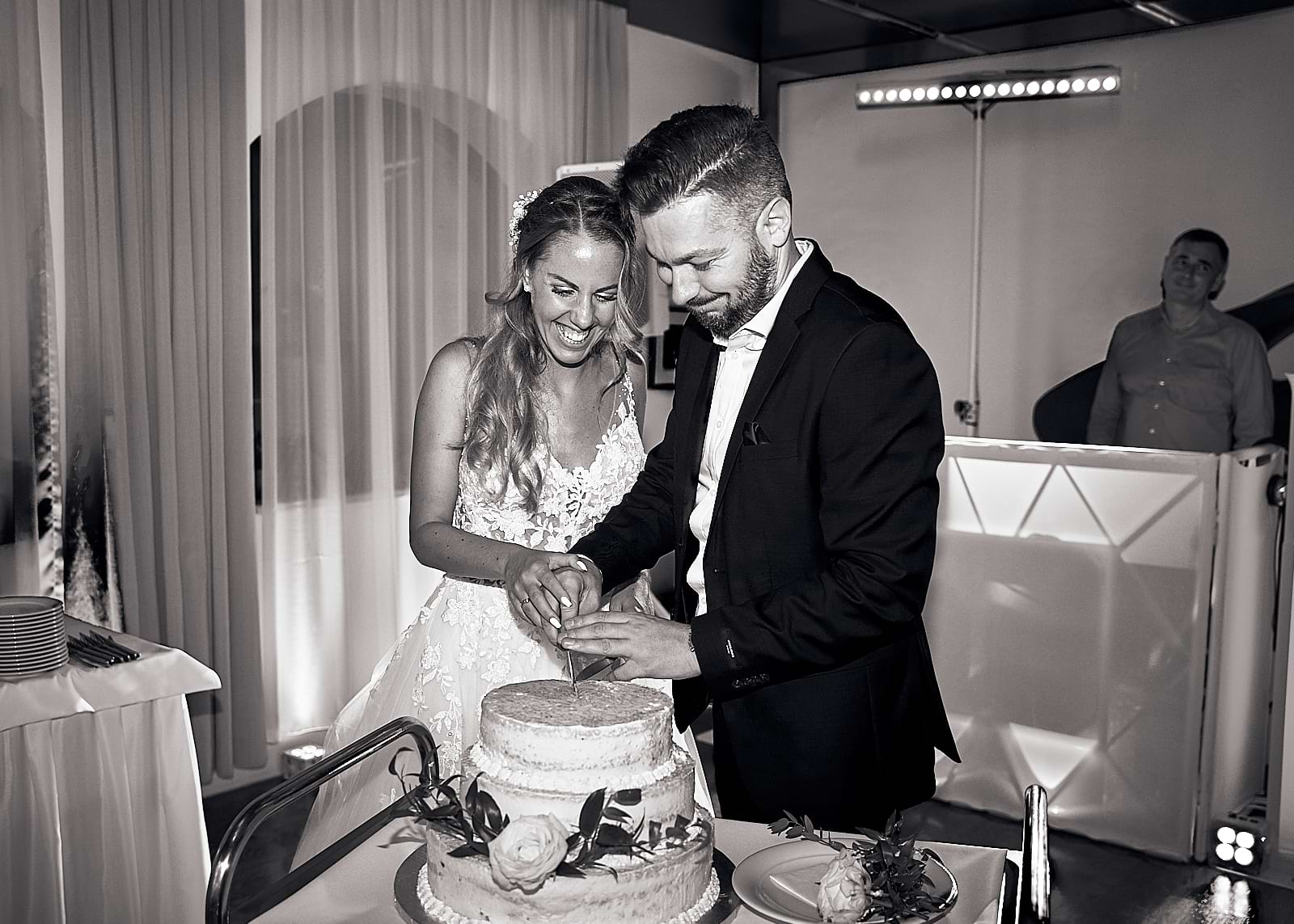 tortavágás közben lefotózott friss házasok