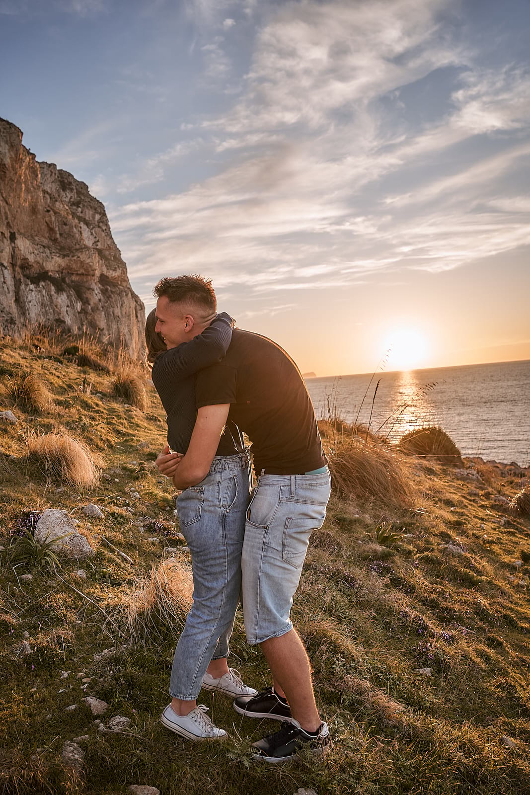 Vince és Fanni ölelkeznek, immáron jegyesként