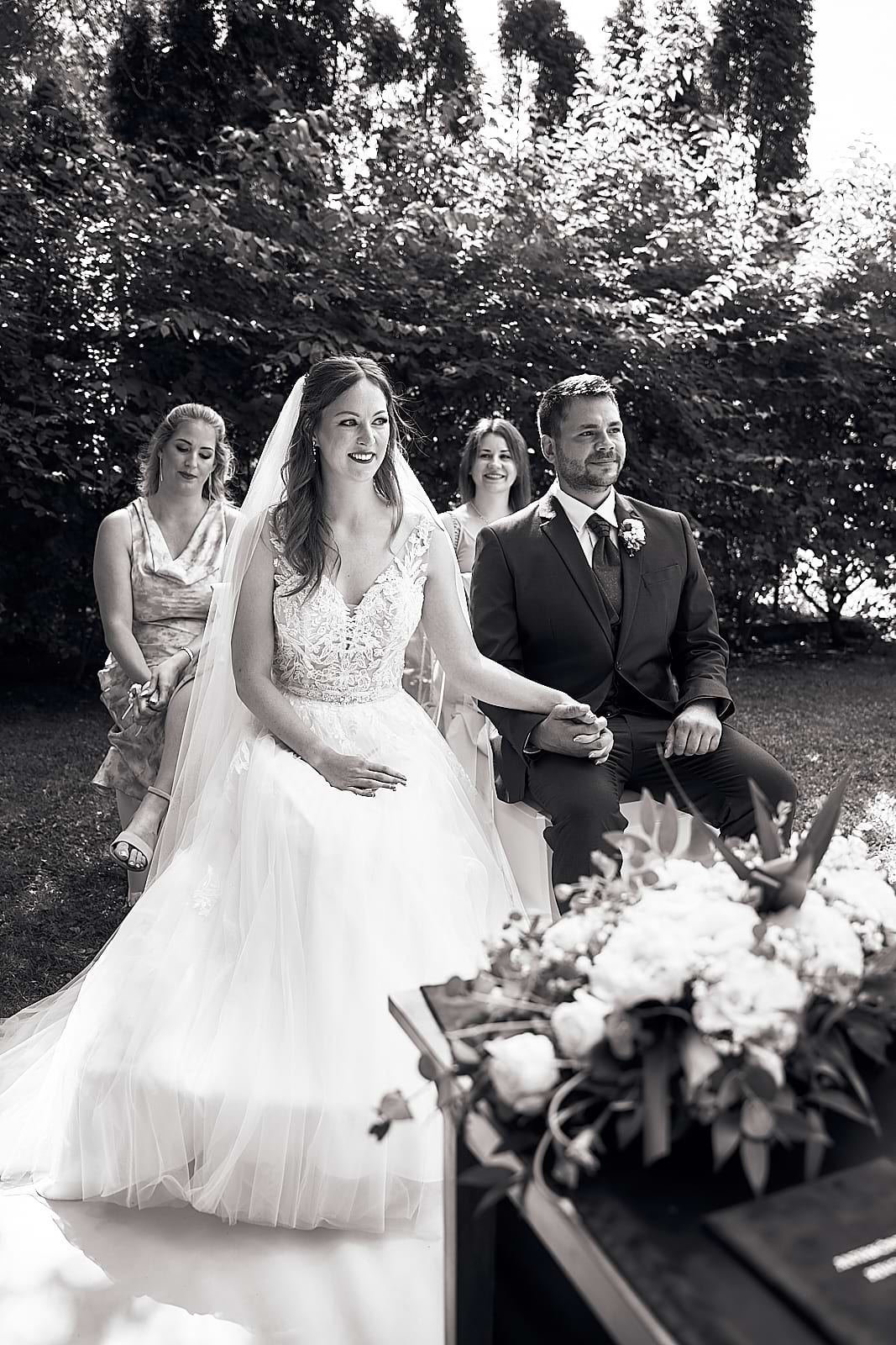 Klaudia és Dani az anyakönyvvezető előtt