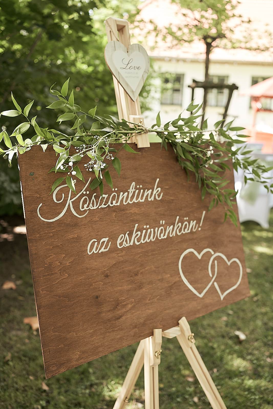 Klaudia és Dani köszöntő táblája