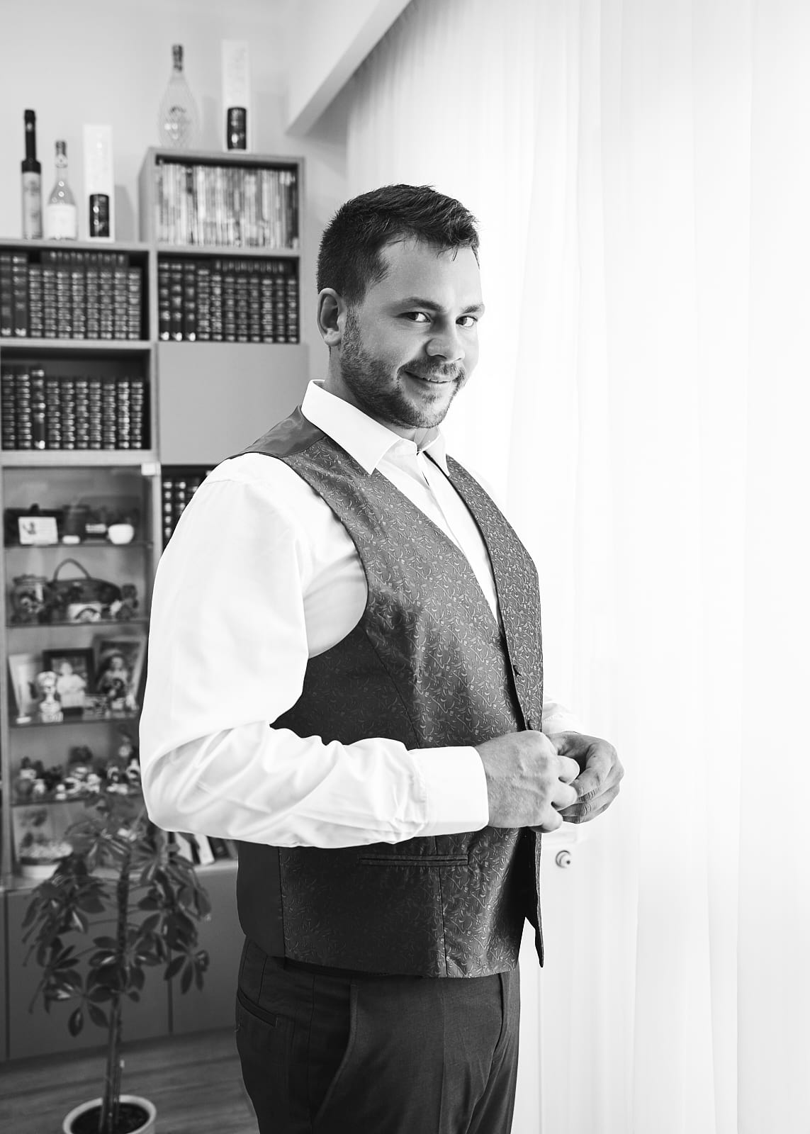 Dani öltözik az esküvői készülődés közben