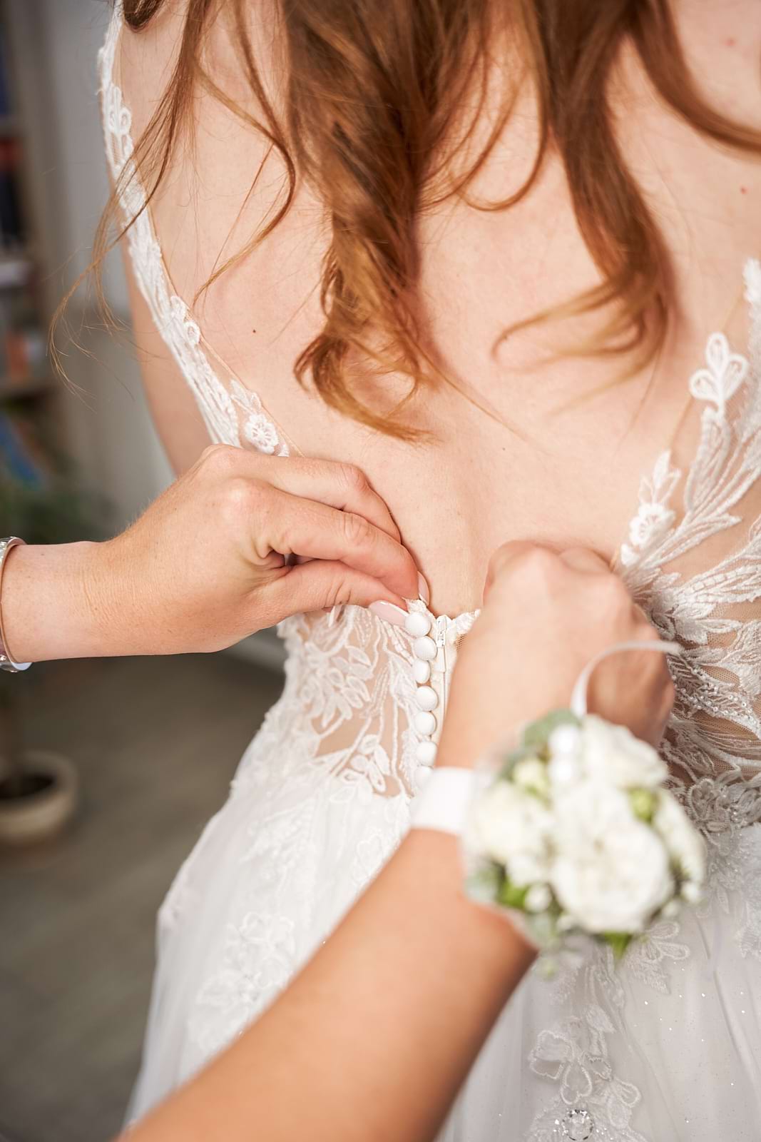 Klaudia menyasszonyi ruháját csatolják be hátul