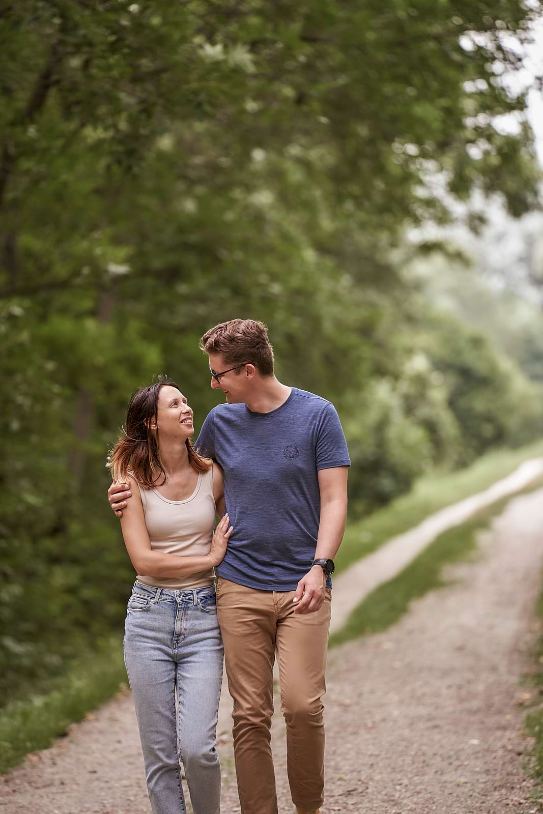 Orsi és Attila sétál az ösvényen