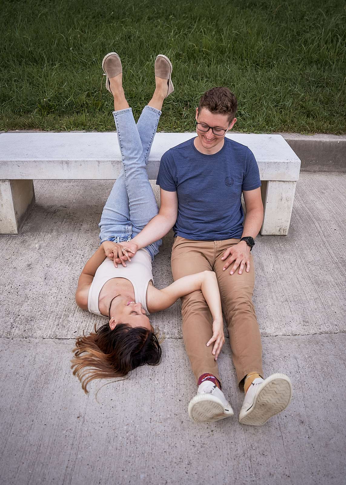 Orsi és Attila kreatívan ülnek jegyesfotózásukon