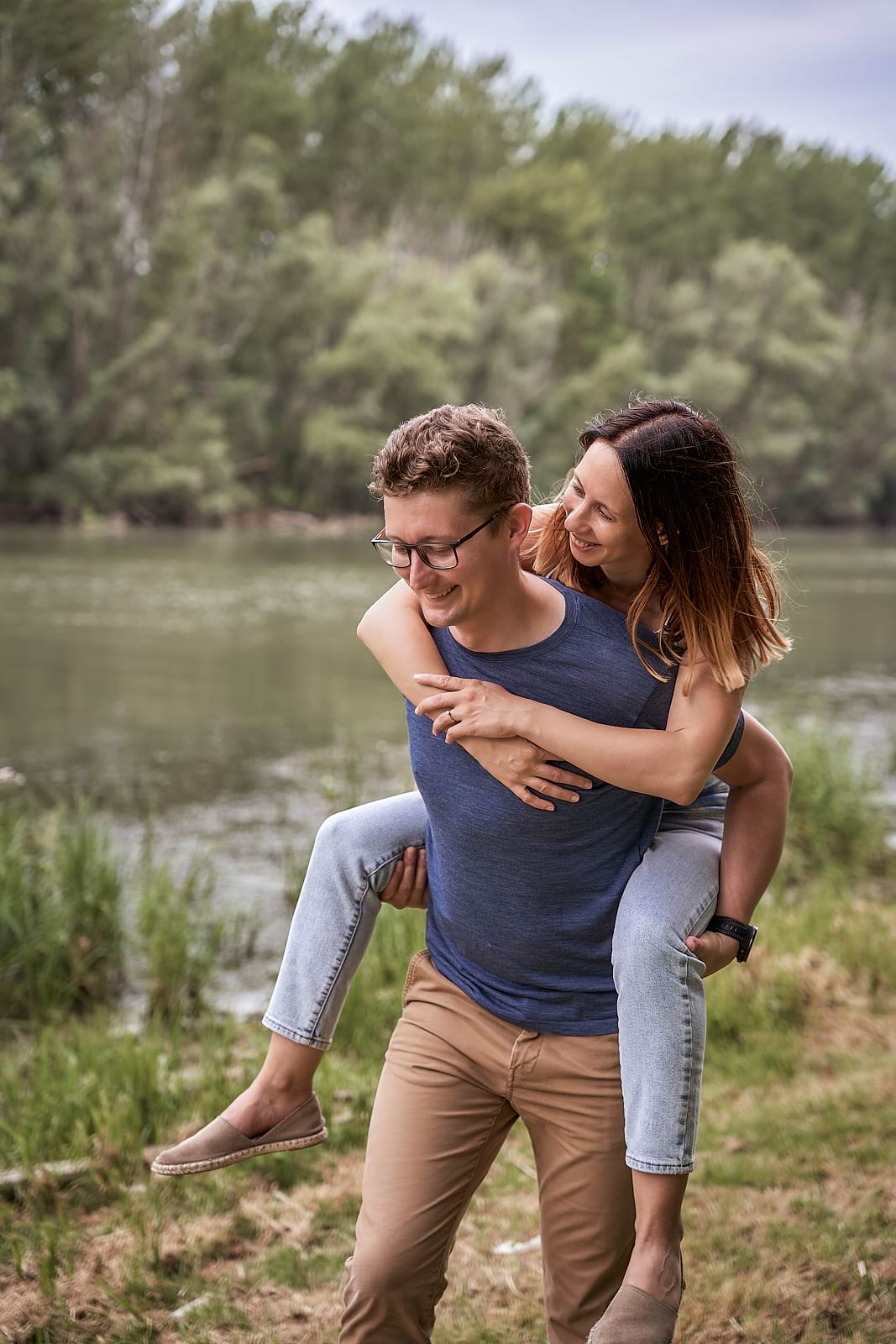 Orsit Attila a hátán viszi