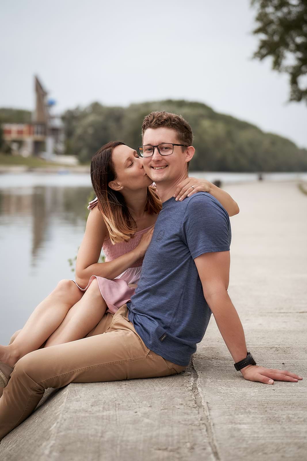 Orsi arcon csókolja Attilát