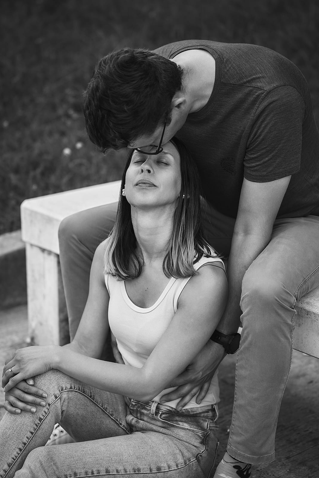 Attila felülről homlokon csókolja Orsit