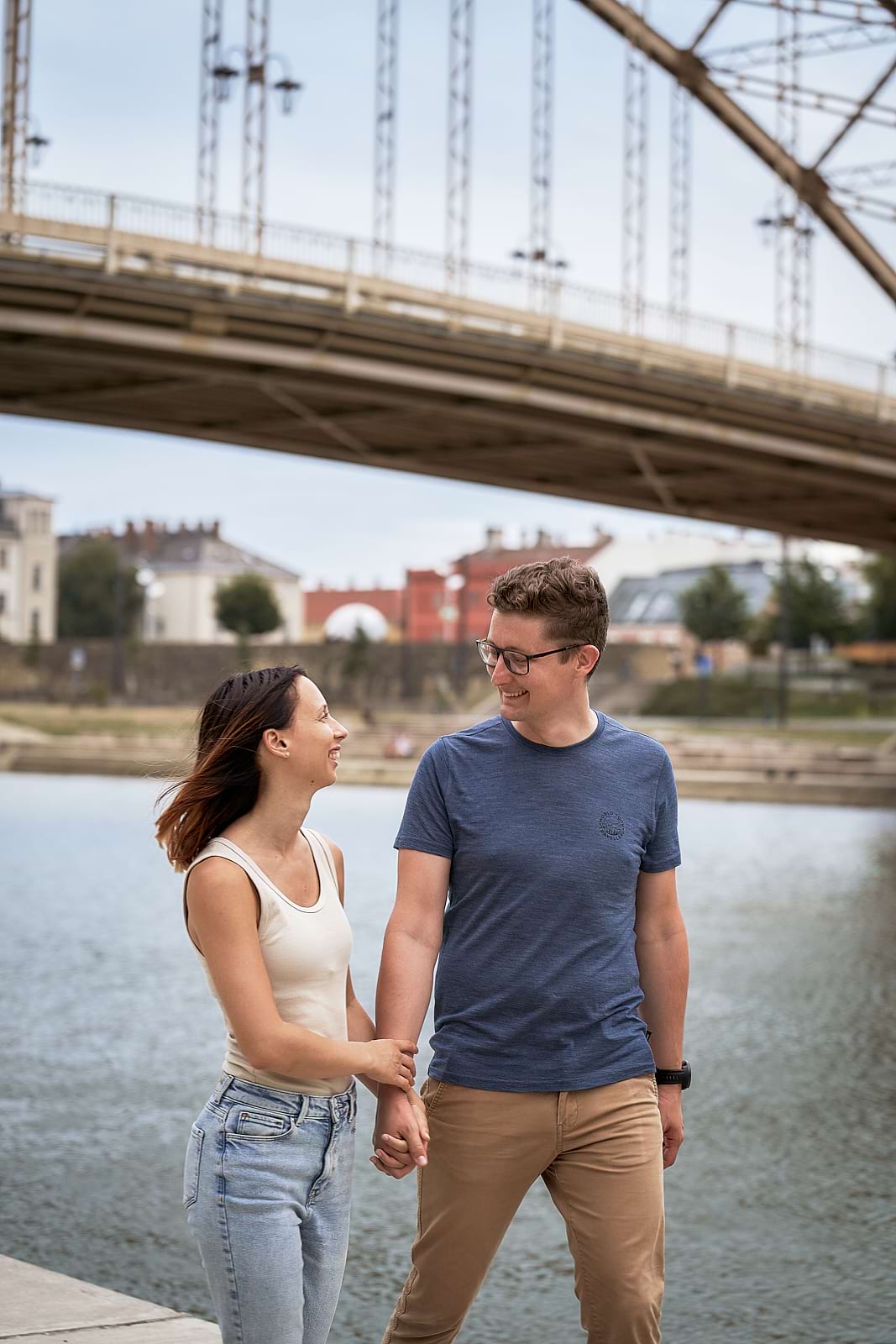 Orsi és Attila sétál a híd alatt