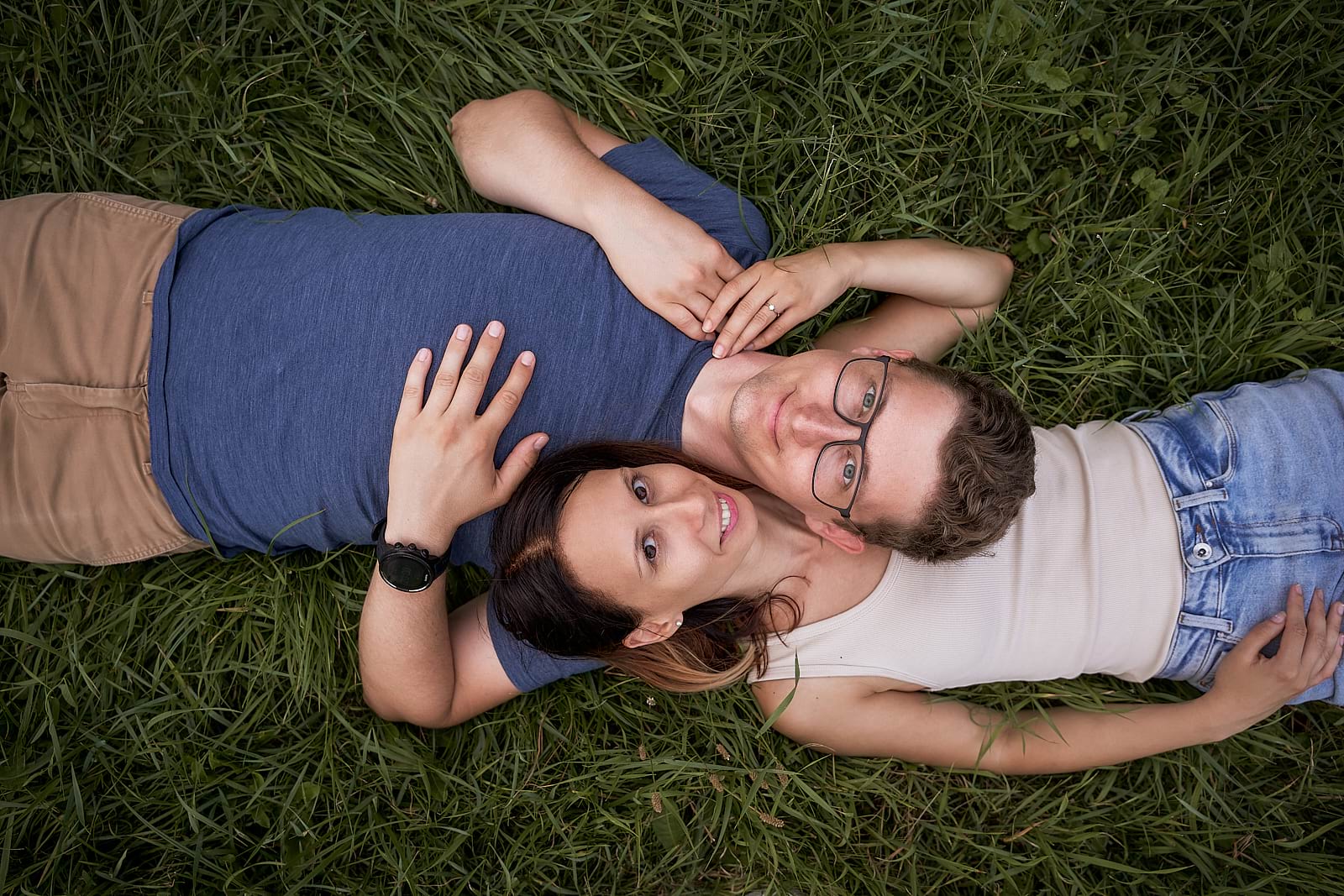 Orsi és Attila összefonódva fekszenek a fűben