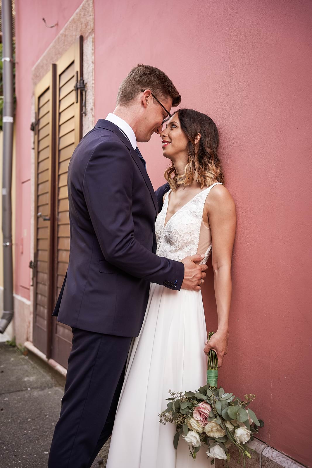 Orsi és Attila a győri belvárosban dőlnek egymásnak