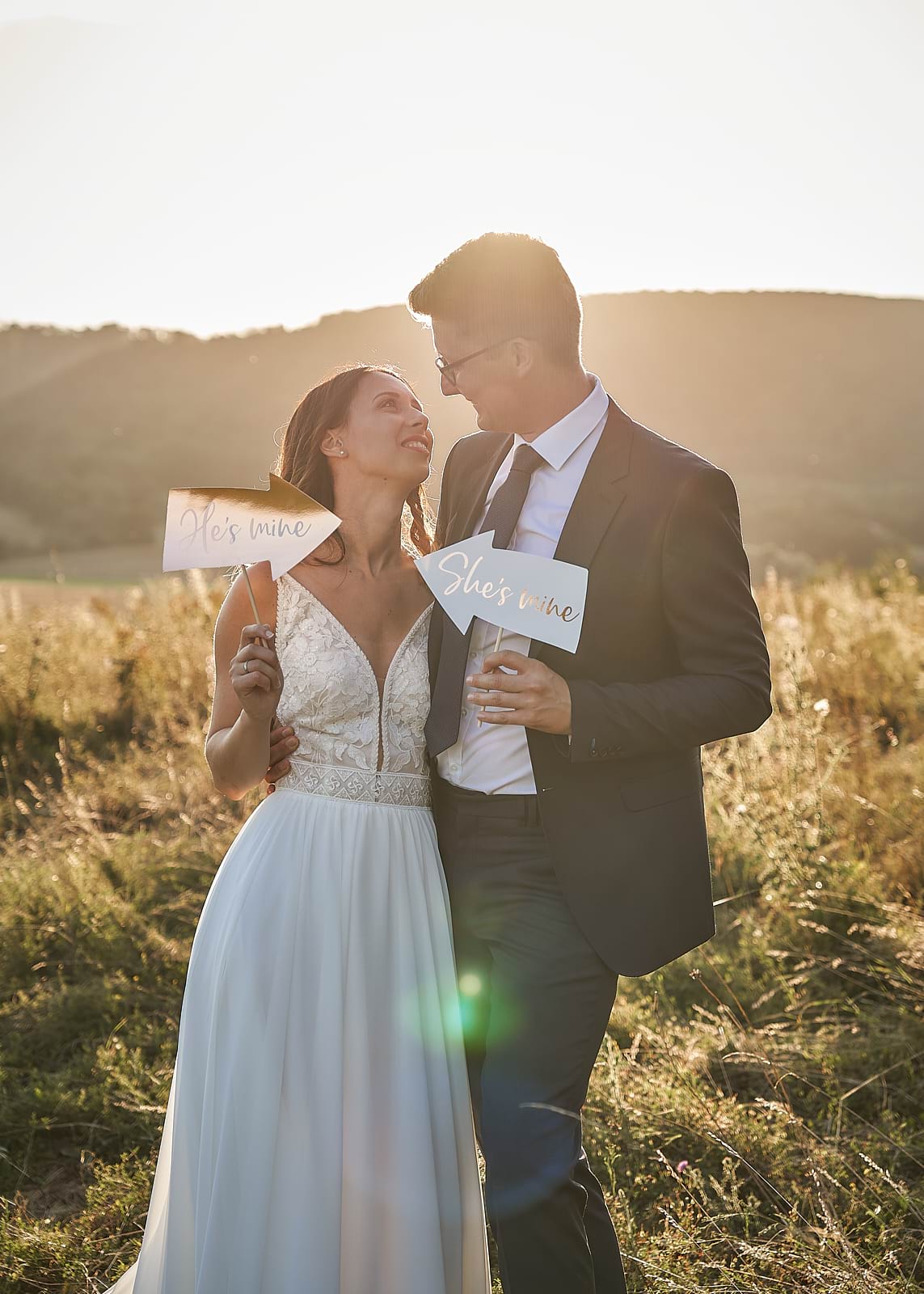 Orsi és Attila táblával jelzik, hogy egymáséi