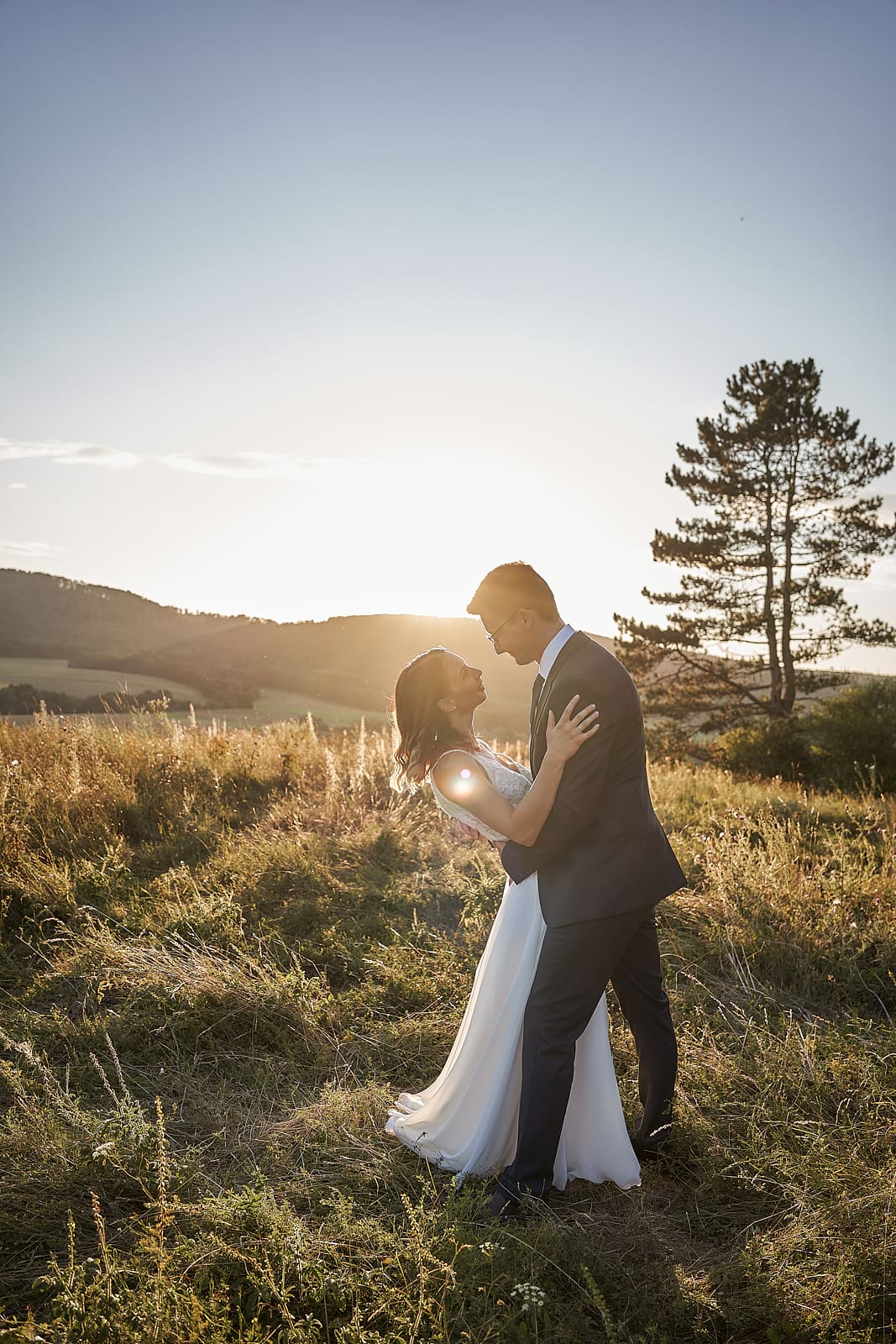 Attila hátradönti Orsit naplamentében