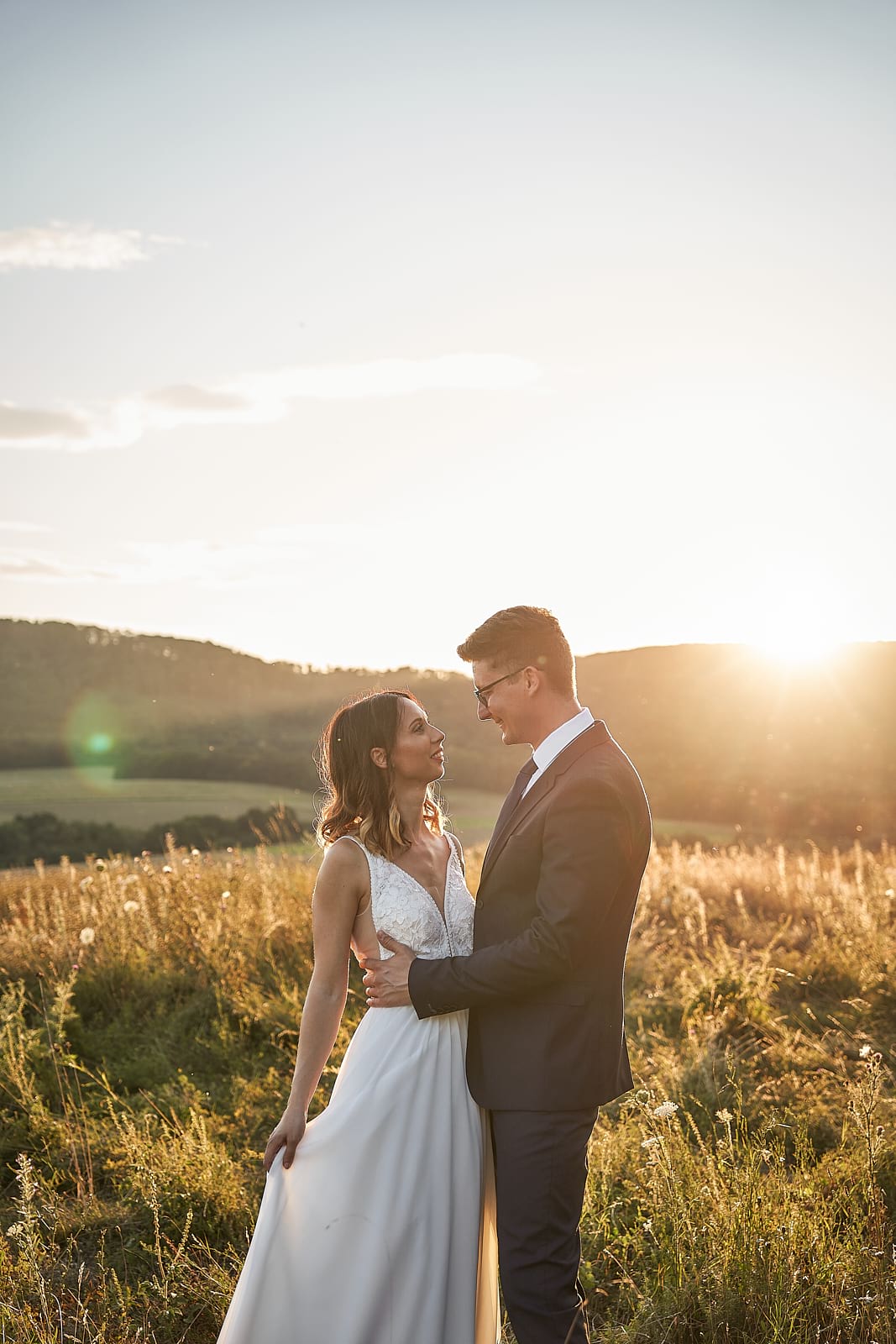 Orsi és Attila a naplementében pózolnak