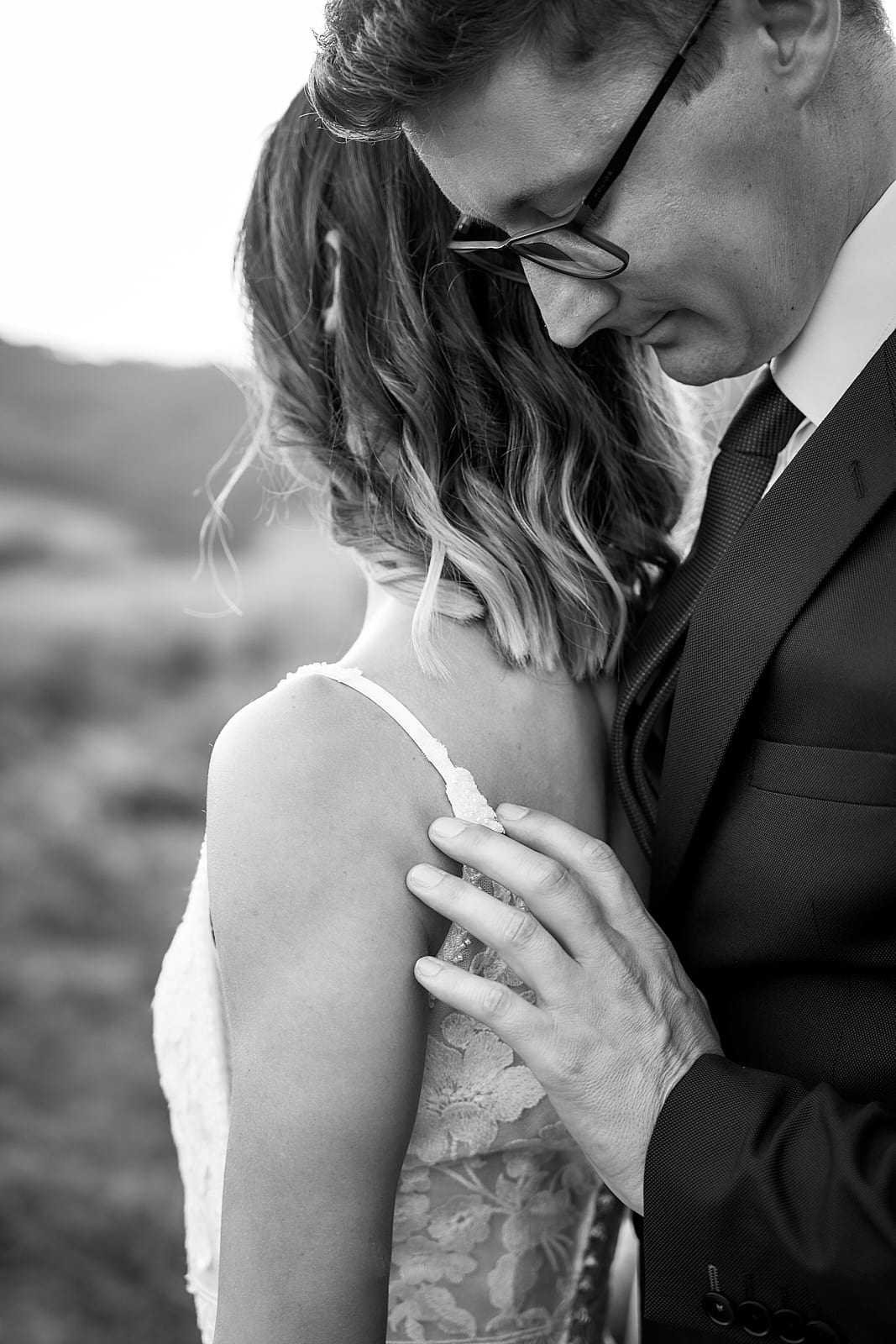 Attila megérinti Orsi vállát gyengéden