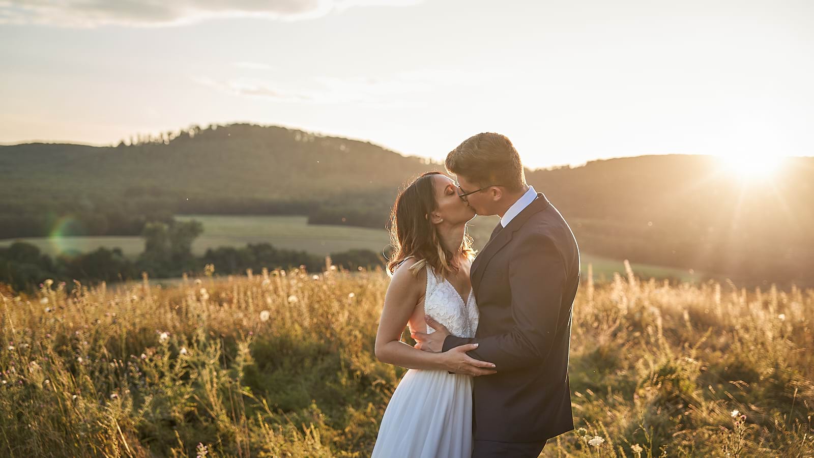 Orsi és Attila csókolóznak a naplementében