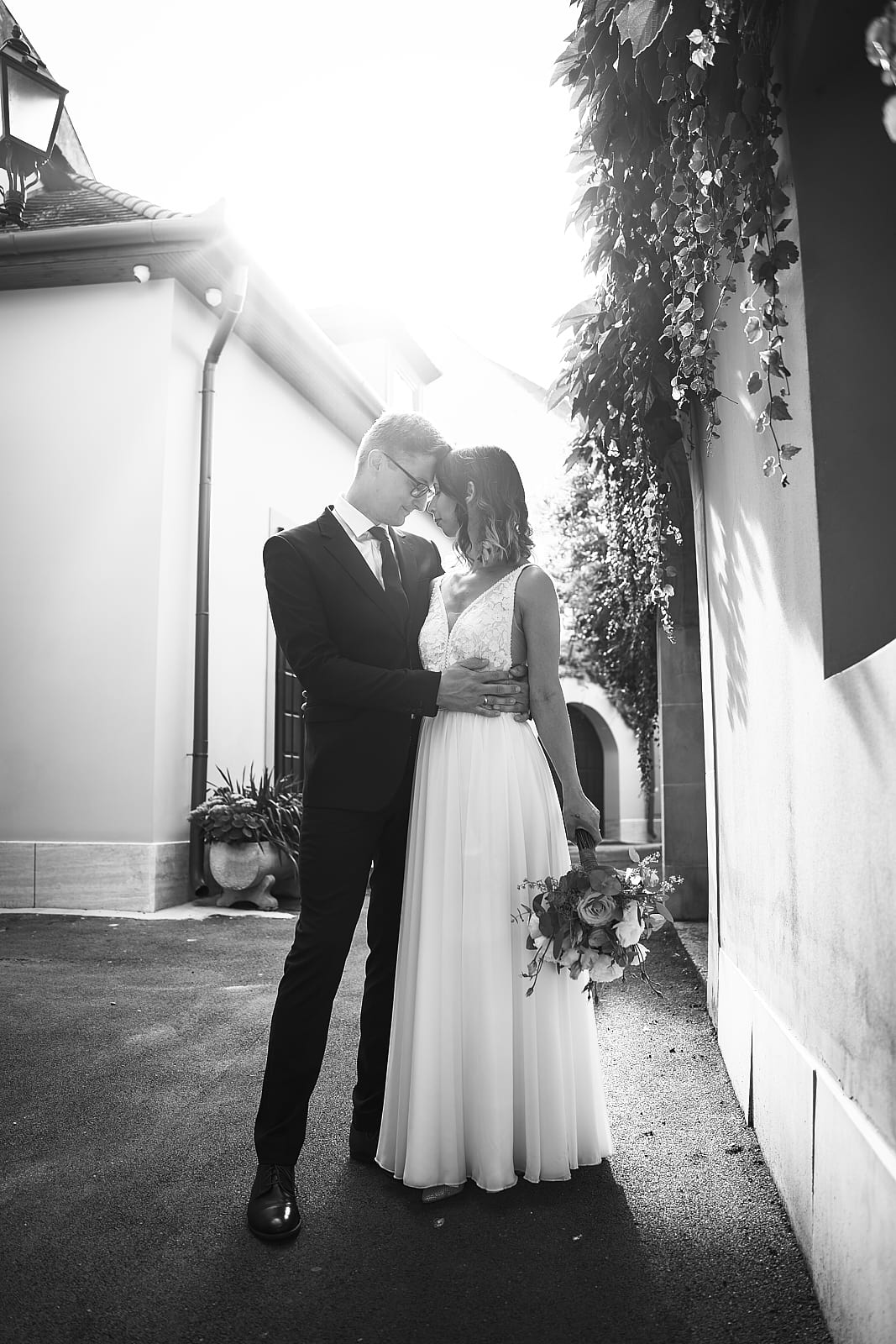 Orsi és Attila a győri belvárosban állnak egymás mellett fekete fehérben