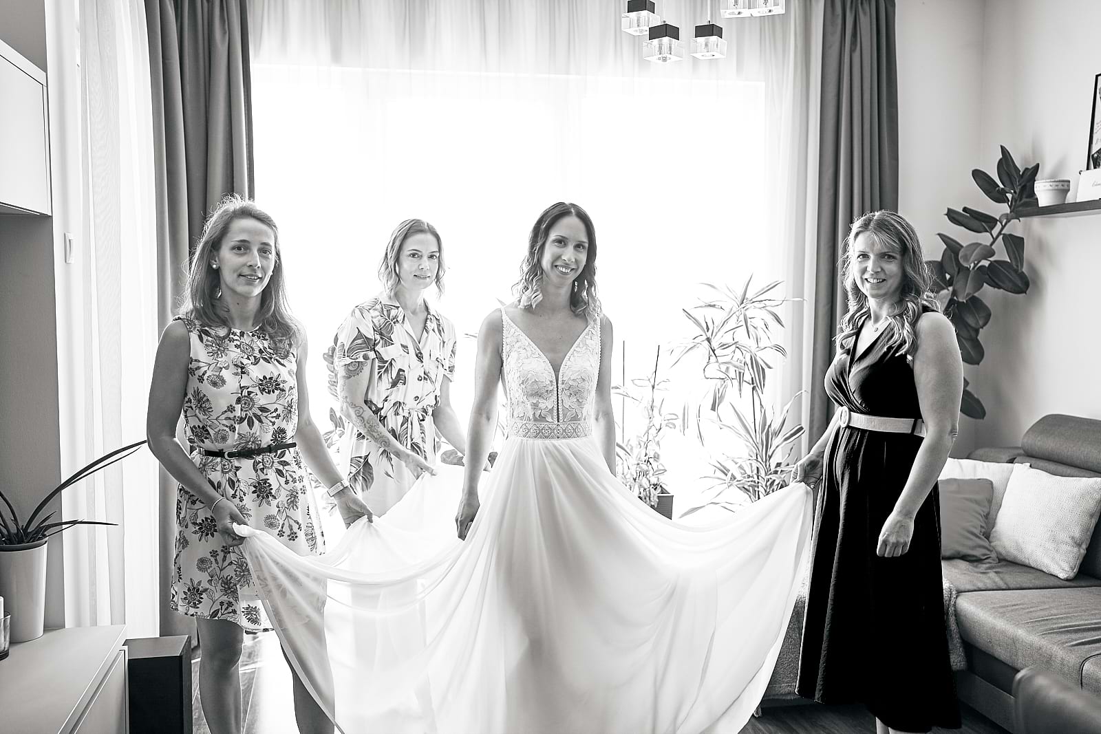 Orsi és a koszorúslányok fekete fehérben