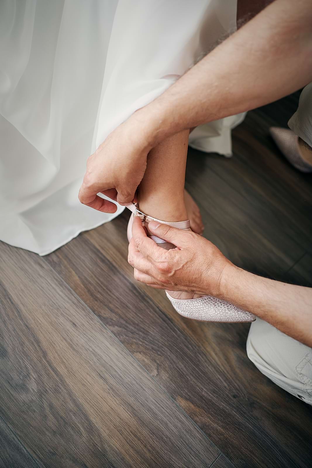 Orsi szandálját csatolja be egy segítő kéz