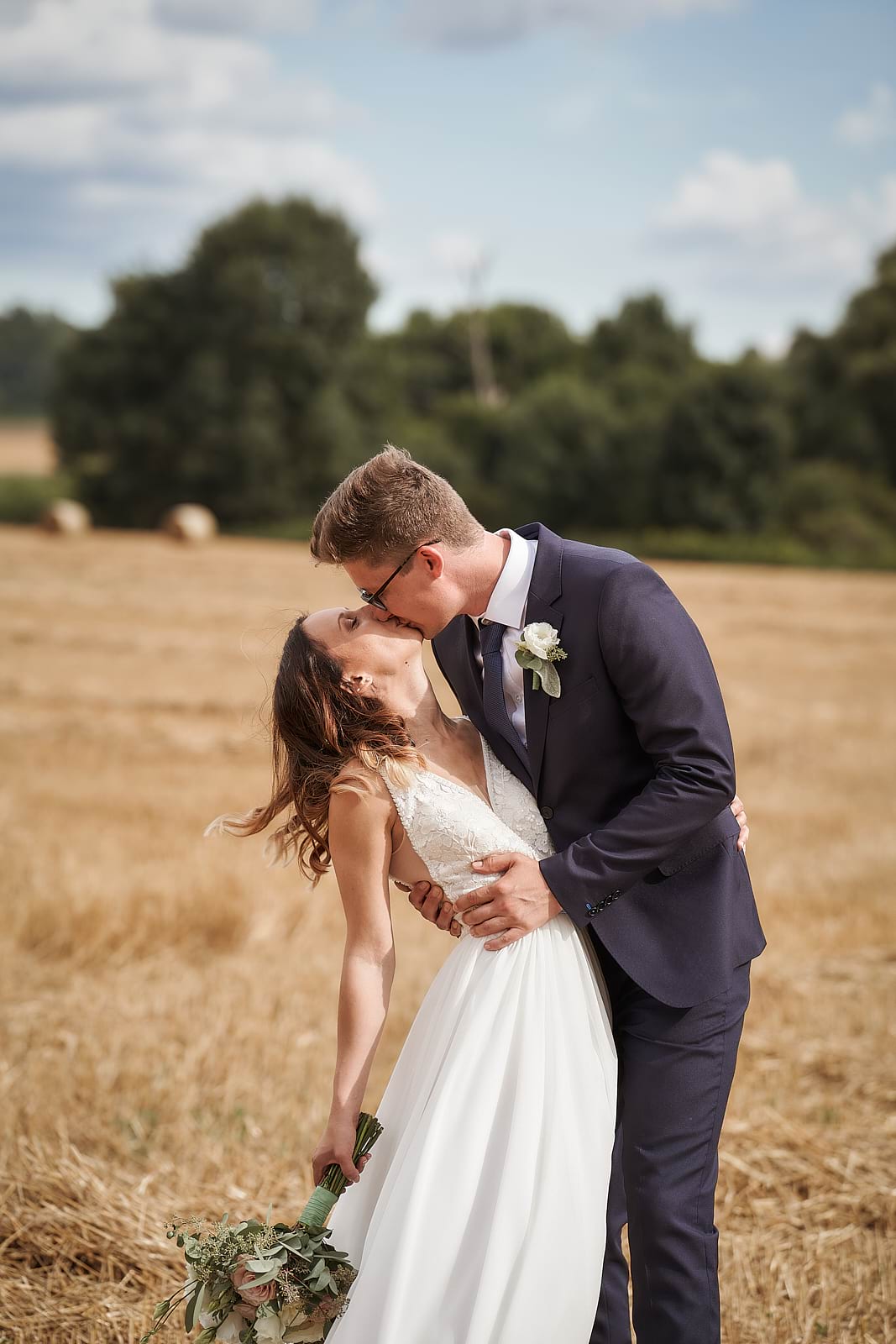 Orsi és Attila a mezőn csókolják egymást