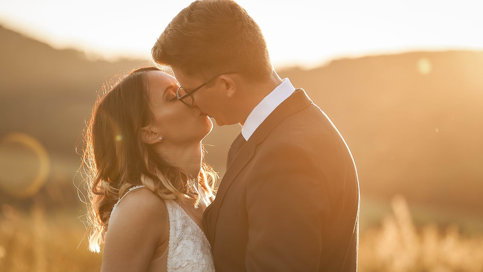 Orsi és Attila meghitt csókja