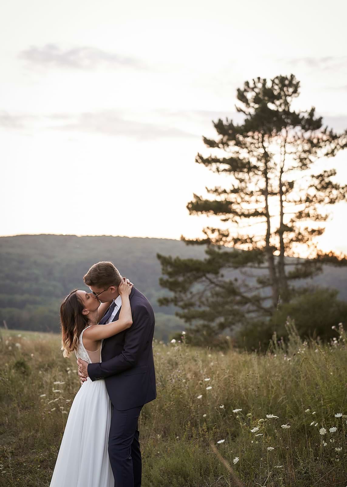 Orsi és Attila csókja, a háttérben egy szép fa