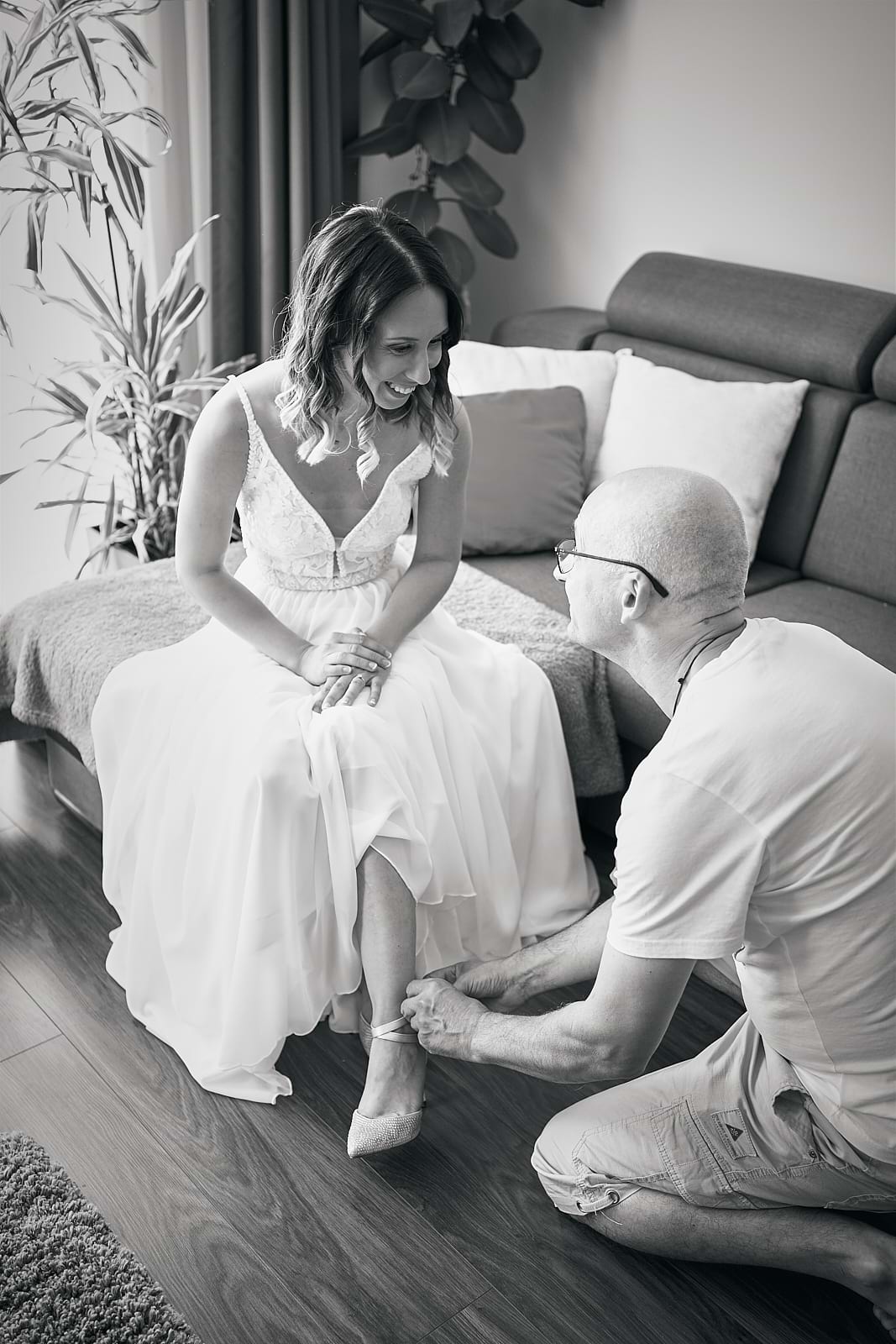 Orsi édesapja segíti a menyasszonyt a készülődésben