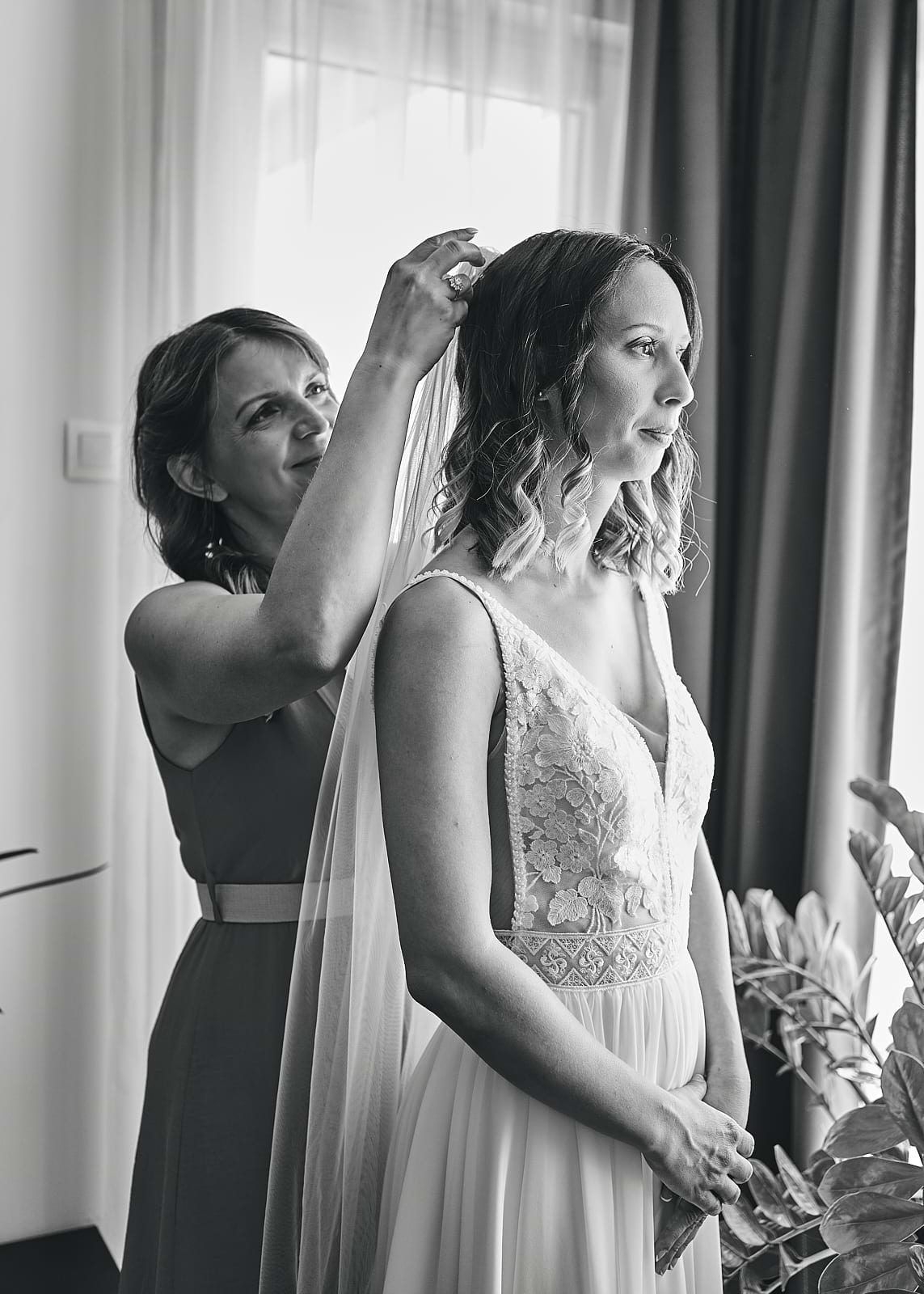 Orsi fátylát helyezi fel egy hölgy