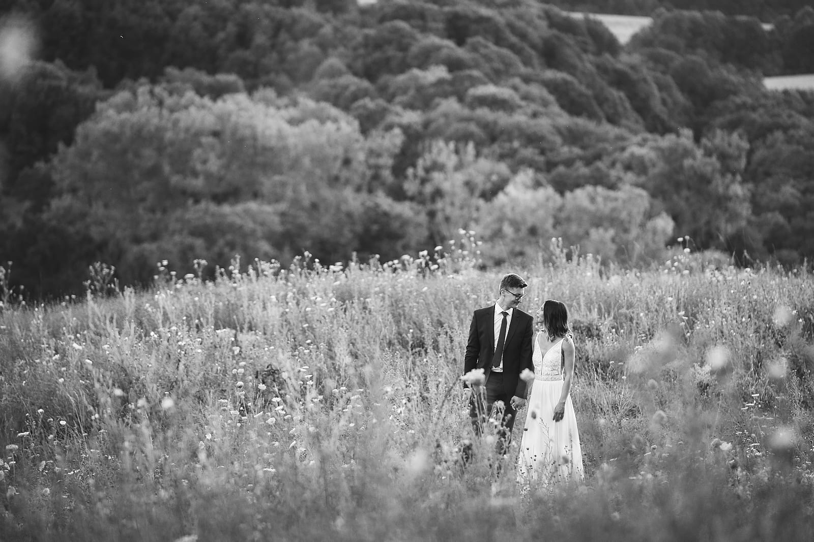 Orsi és Attila a mezőn sétálnak