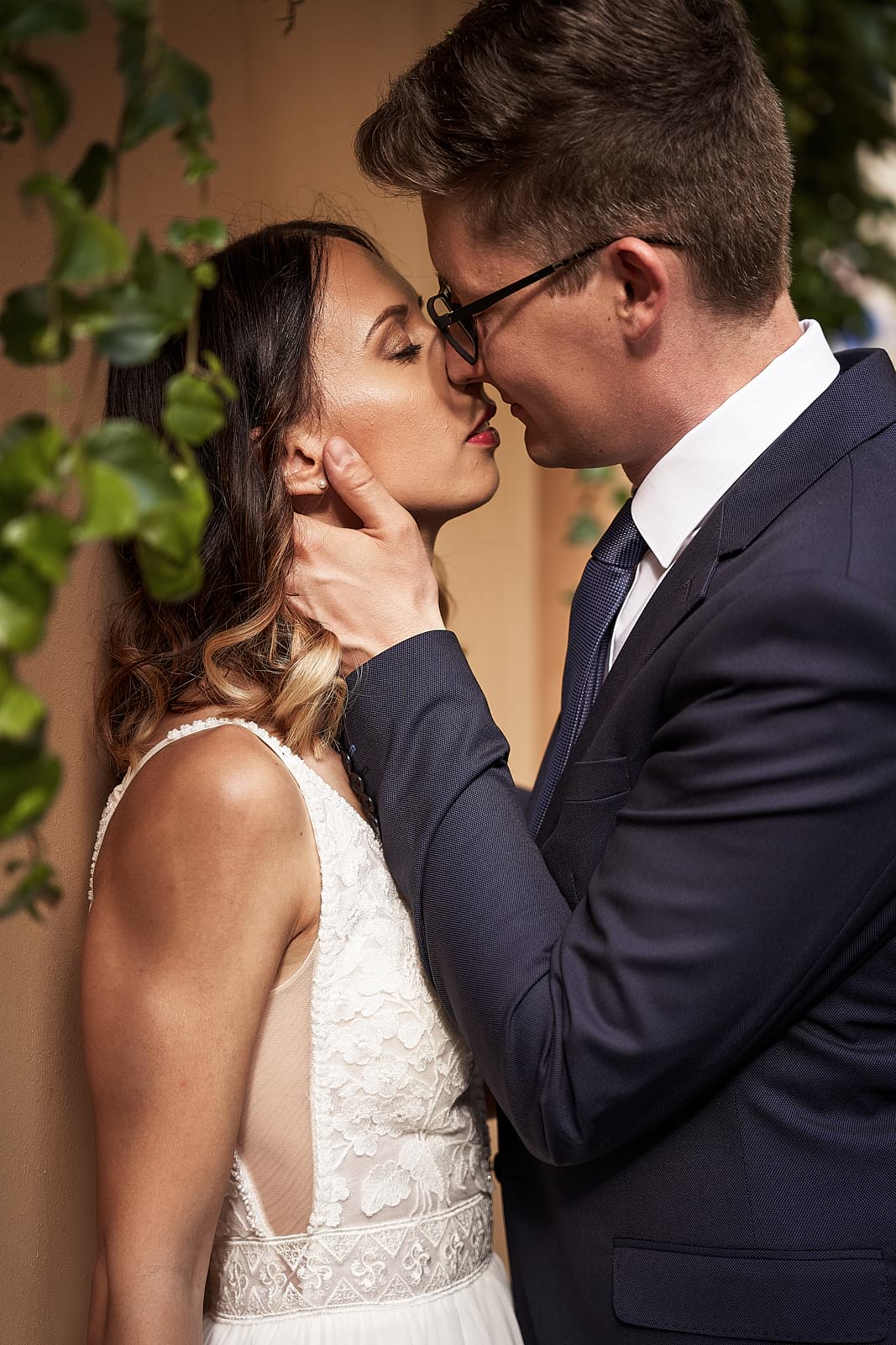 Attila fogja Orsi arcát és csókolja