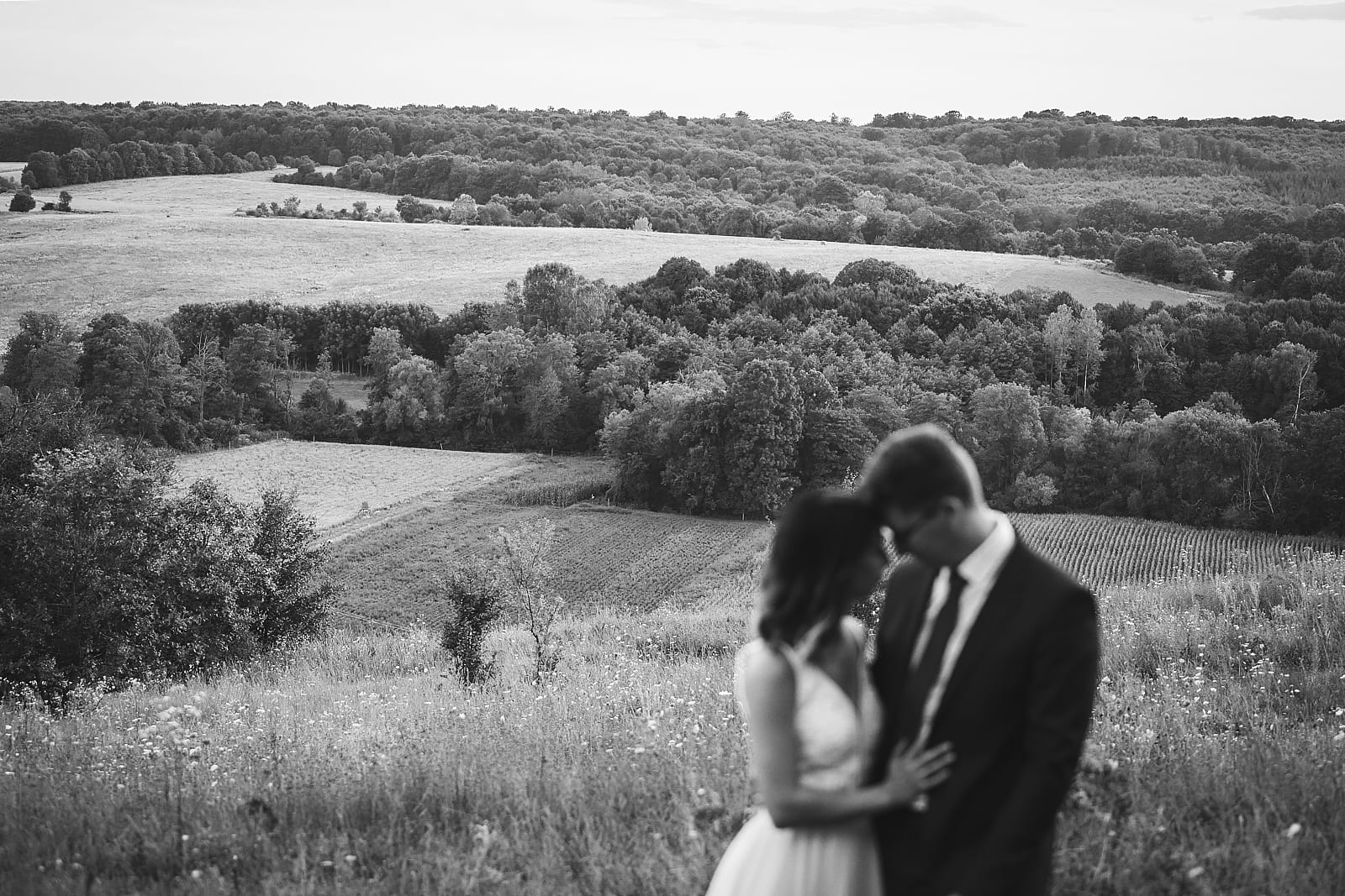 Orsi és Attila a mezőn, háttérben a szép völgy